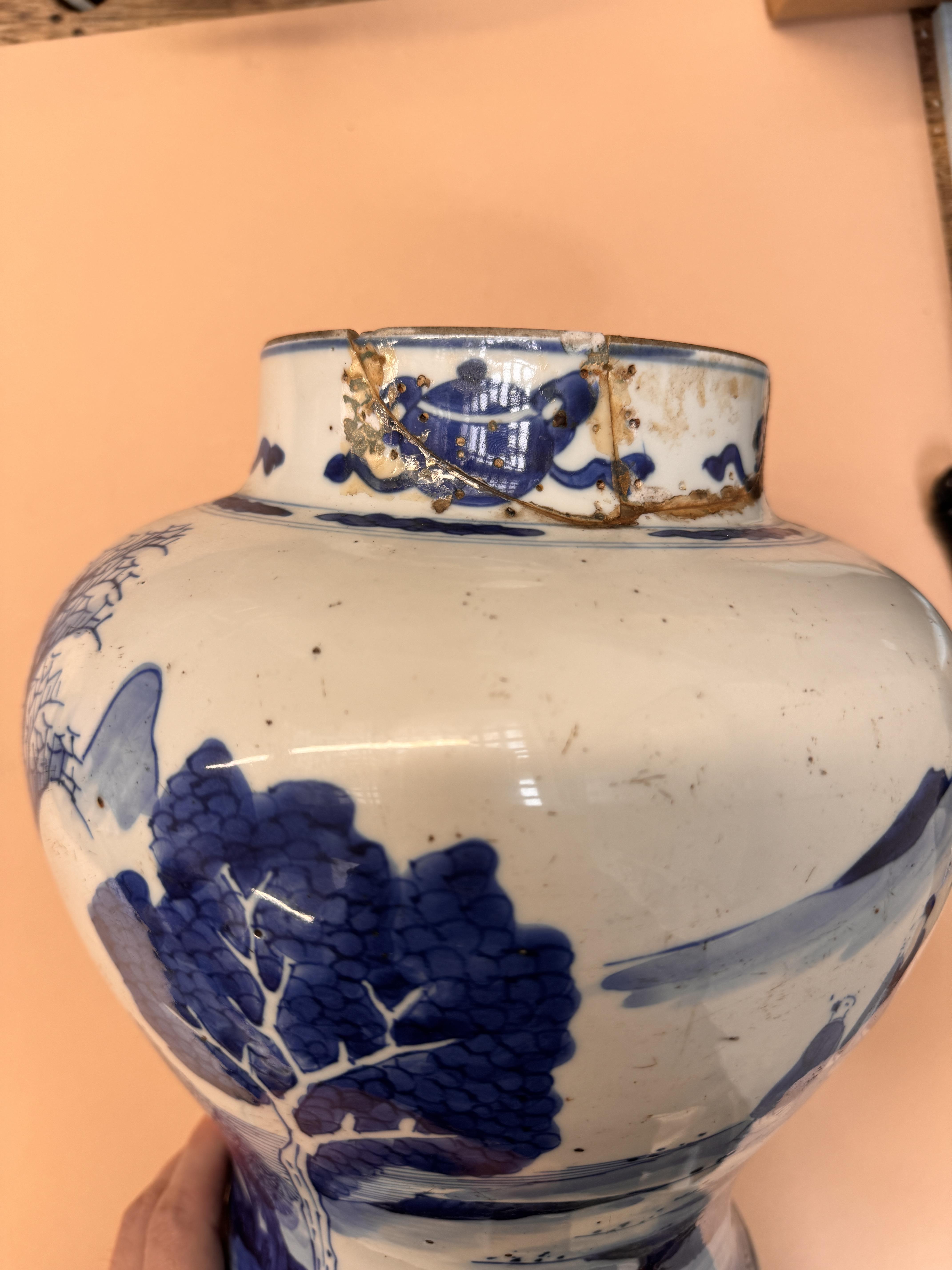 A CHINESE BLUE AND WHITE 'LANDSCAPE' VASE 清康熙 青花山水圖紋瓶 - Image 15 of 22