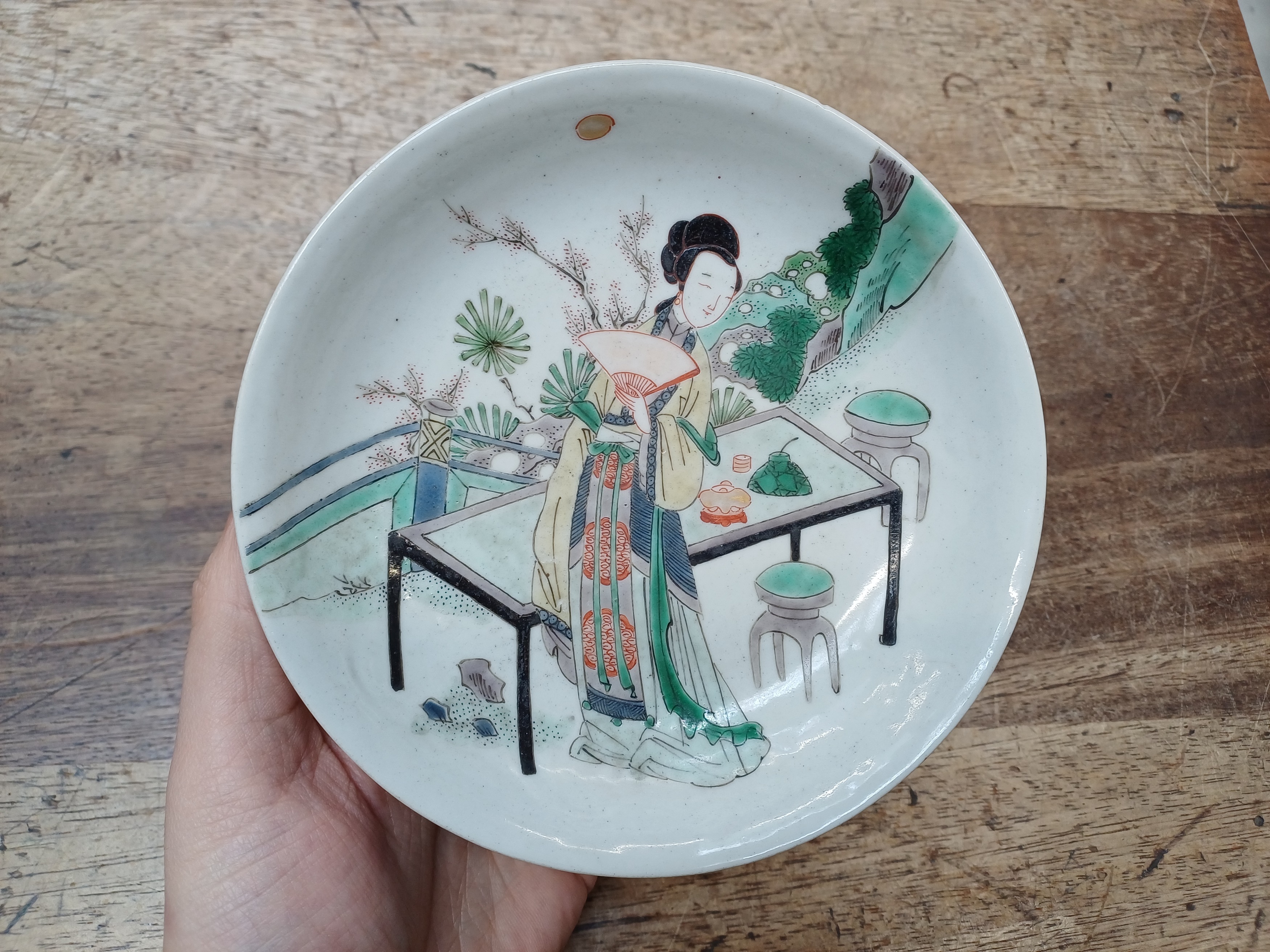 A CHINESE FAMILLE-VERTE 'LADY WITH MOON' DISH 清康熙 庭園仕女圖紋盤 《大明成化年製》款 - Image 5 of 15