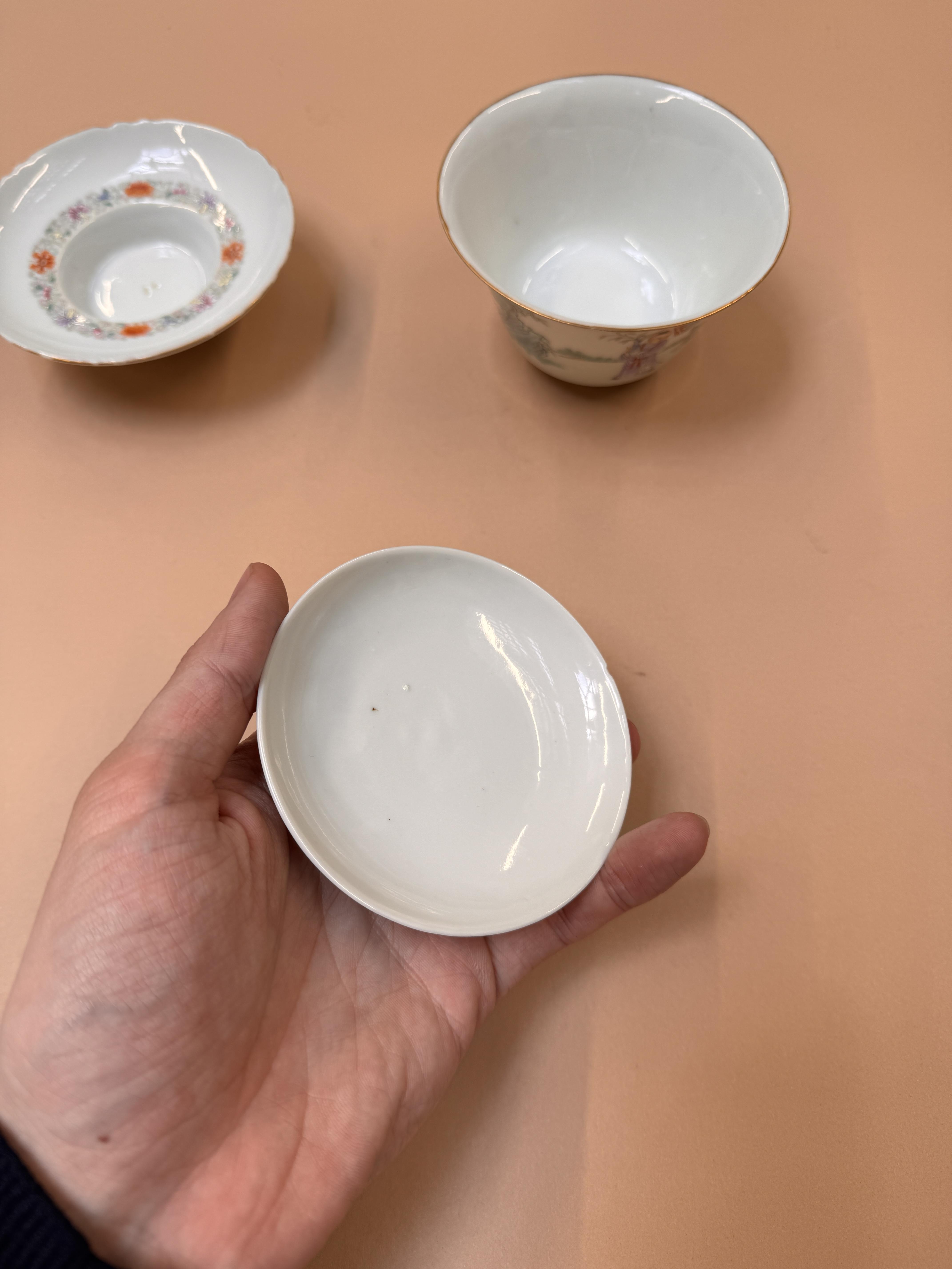 A PAIR OF CHINESE FAMILLE-ROSE CUPS, COVERS AND STANDS 民國時期 粉彩嬰戲圖蓋盌一對 《麟指呈祥》款 - Image 29 of 44