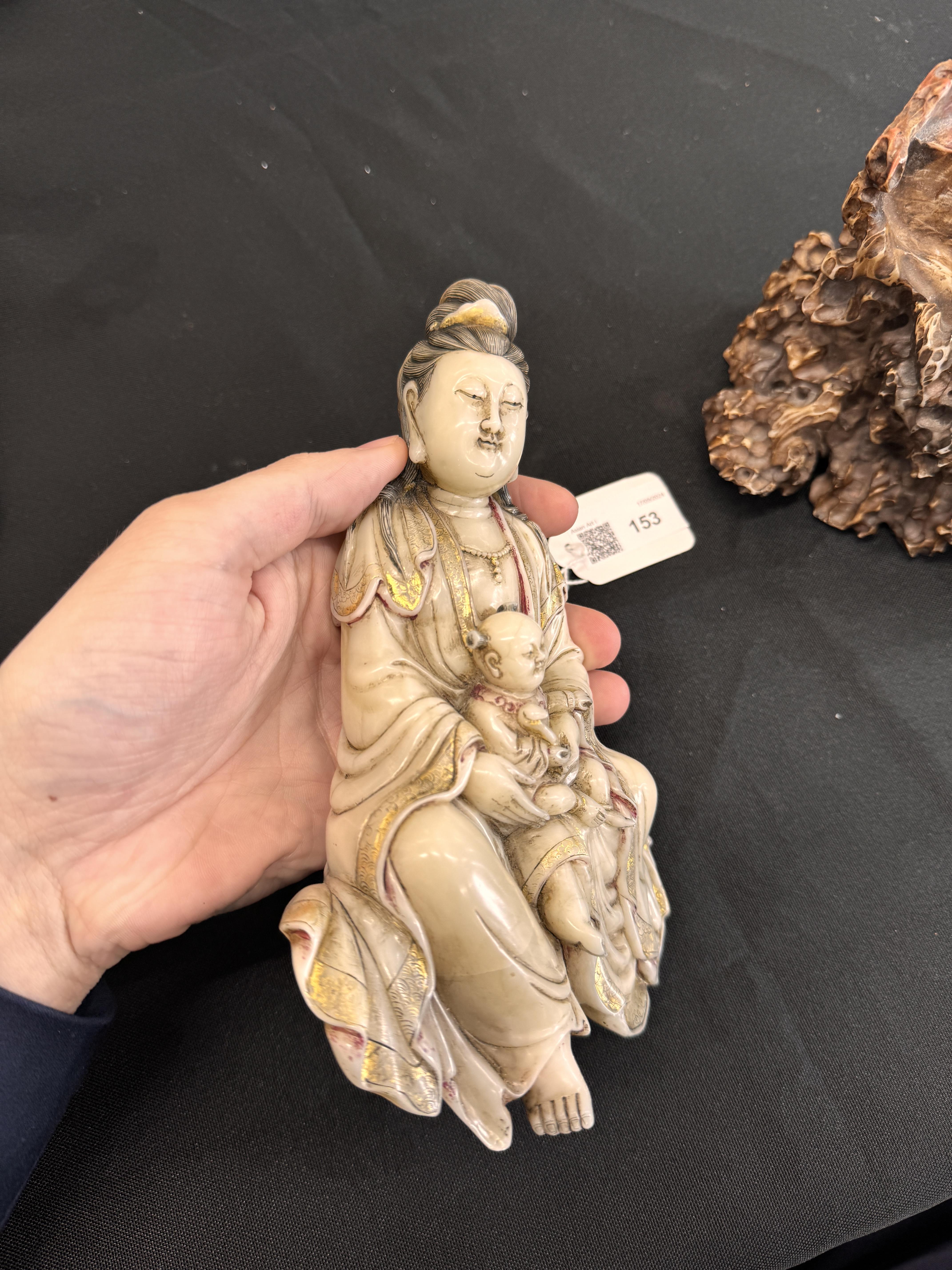 A LARGE CHINESE SOAPSTONE FIGURE OF GUANYIN AND CHILD 清十八至十九世紀 壽山石送子觀音坐像 - Image 20 of 21