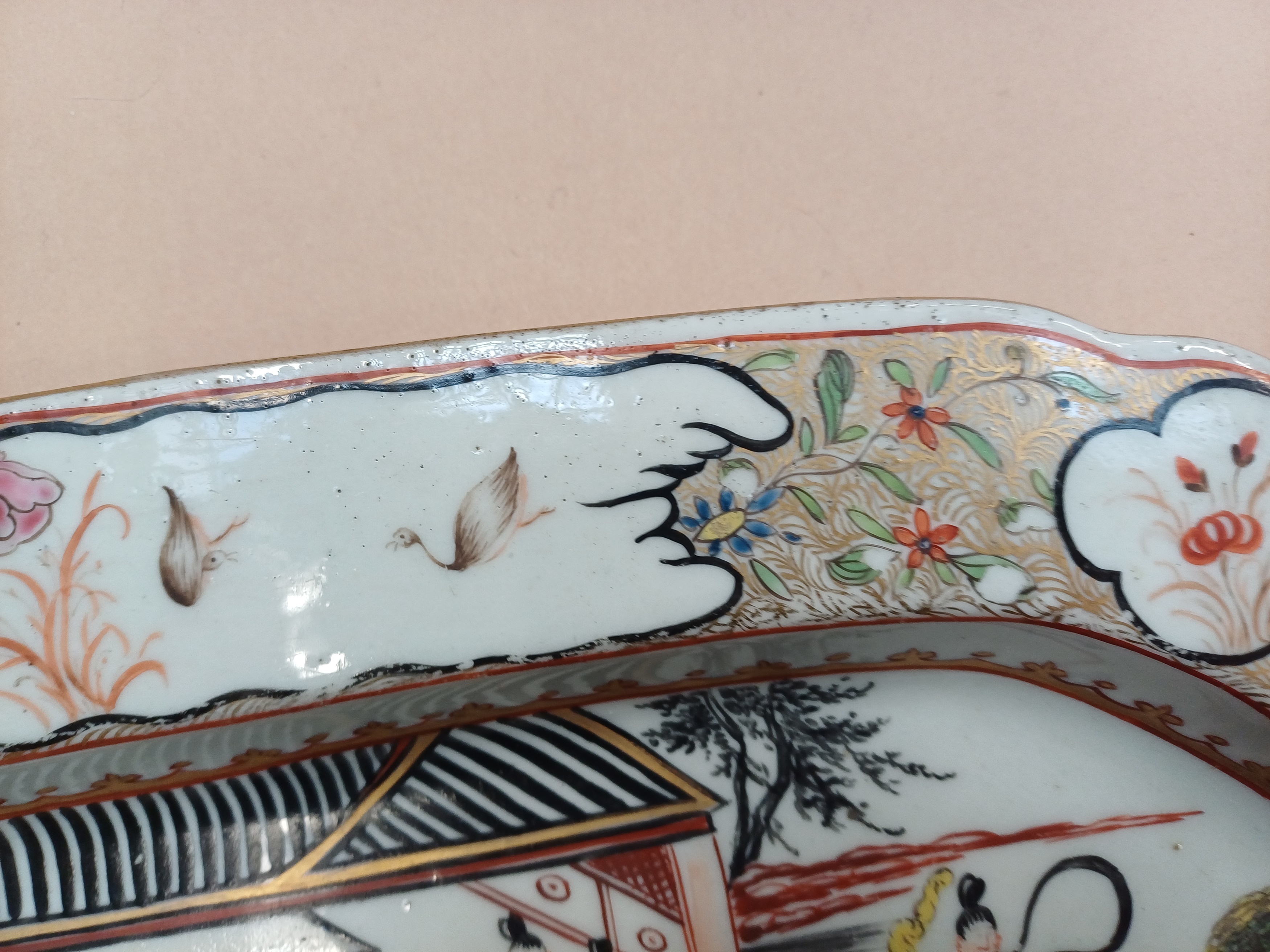 A PAIR OF CHINESE EXPORT FAMILLE-ROSE 'FIGURATIVE' DISHES 清雍正 外銷粉彩人物故事圖紋盤一對 - Image 16 of 18