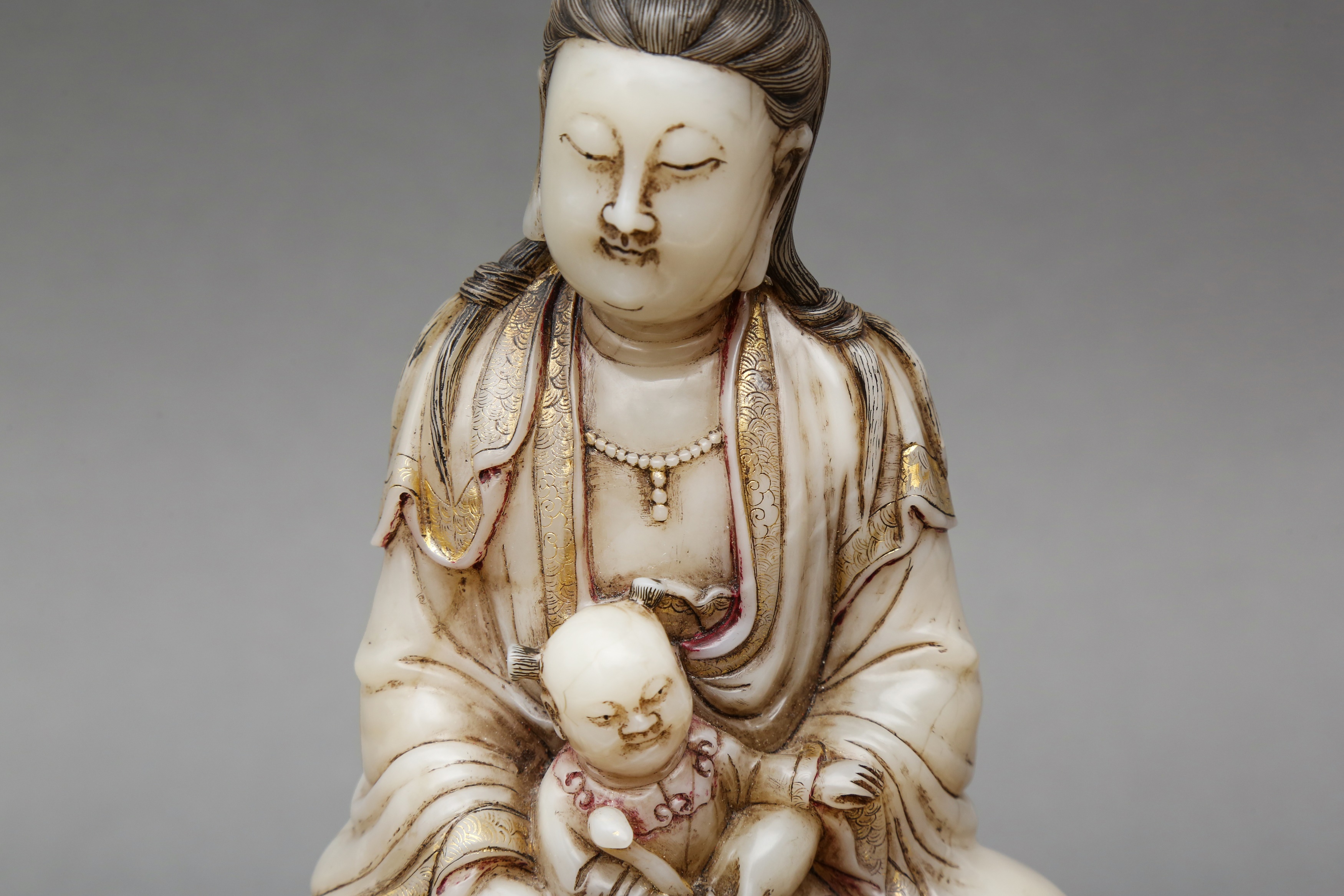 A LARGE CHINESE SOAPSTONE FIGURE OF GUANYIN AND CHILD 清十八至十九世紀 壽山石送子觀音坐像 - Image 4 of 21