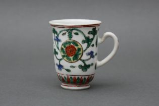 A CHINESE FAMILLE-VERTE 'LOTUS' CUP 清康熙 五彩蓮紋盃