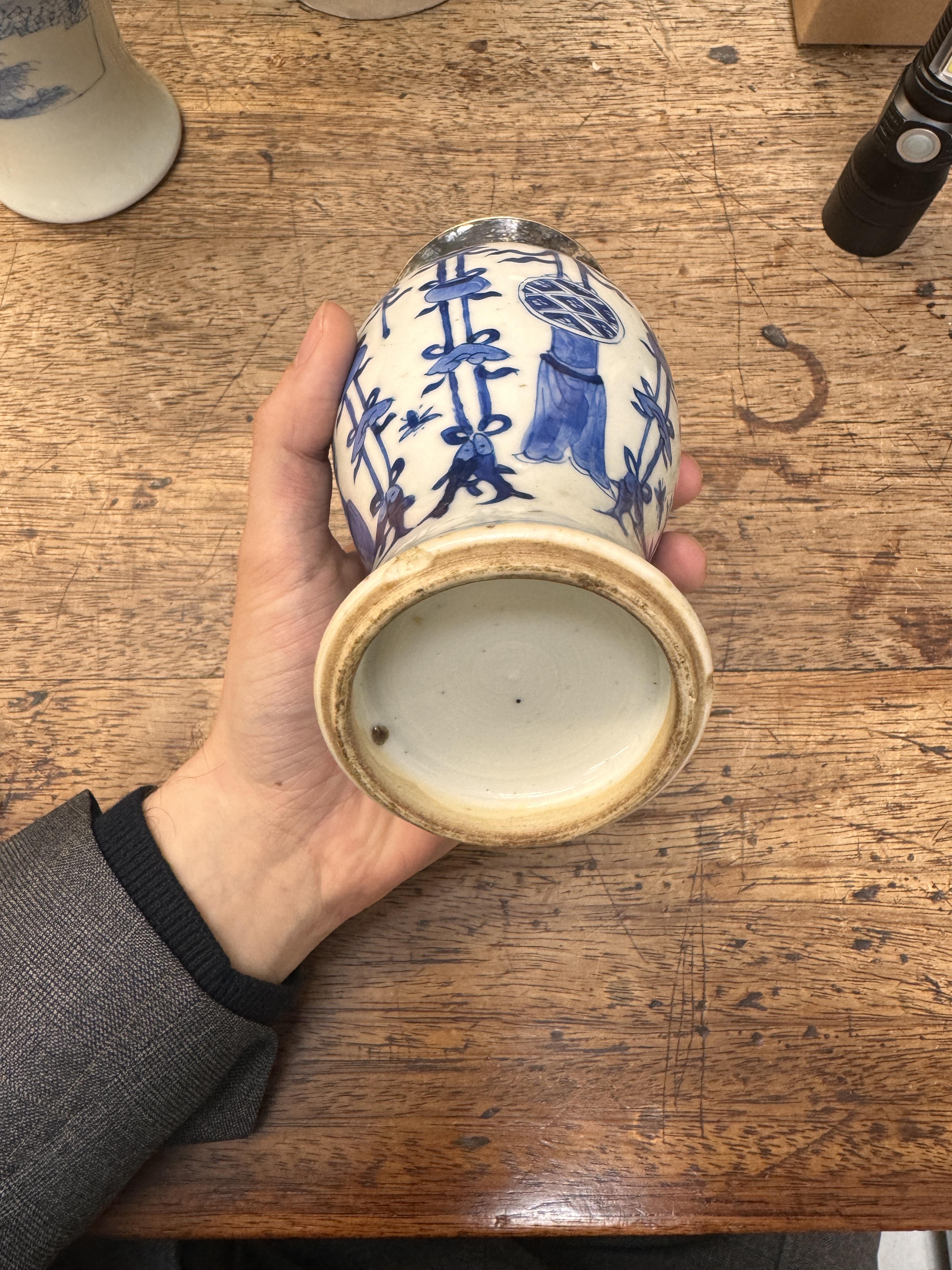 A CHINESE BLUE AND WHITE VASE 清康熙 青花雙魚紋瓶 - Image 7 of 17