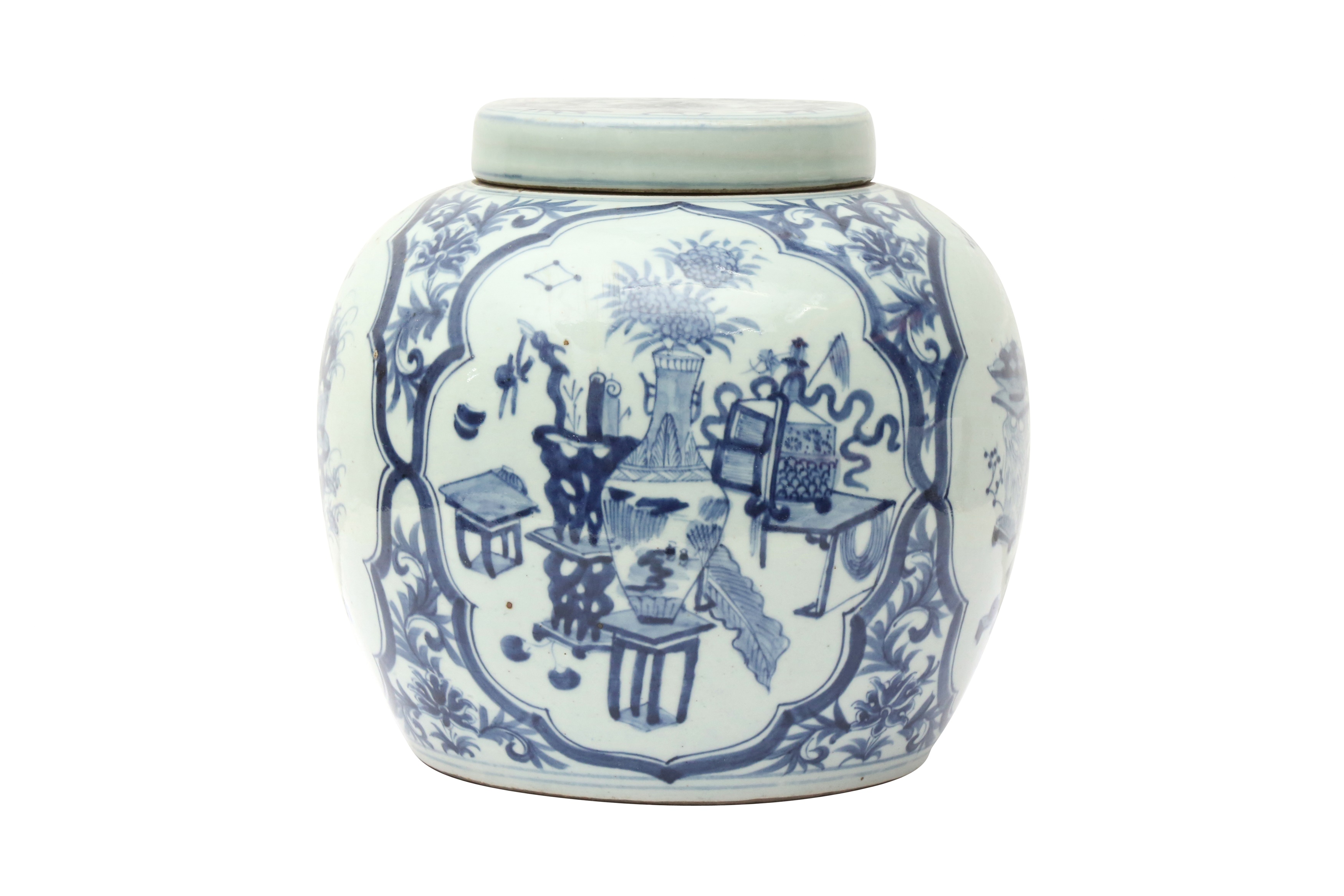 A LARGE CHINESE BLUE AND WHITE 'HUNDRED ANTIQUES' JAR AND COVER 清十九世紀 青花博古圖紋蓋罐