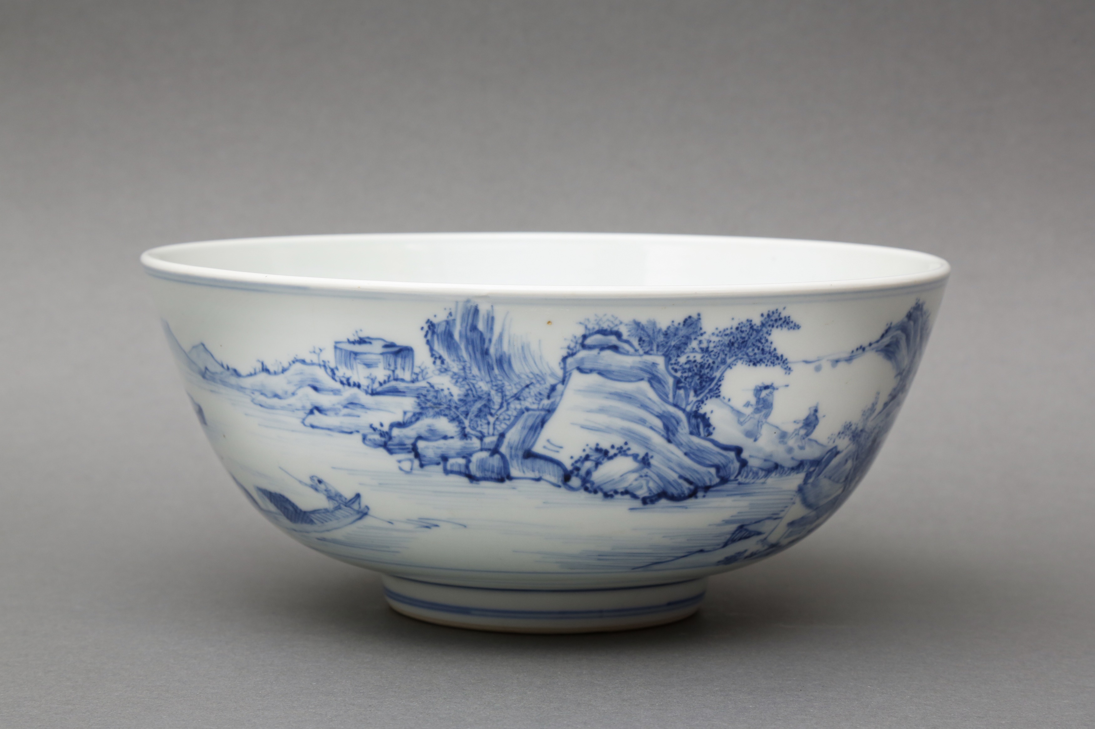 A RARE CHINESE BLUE AND WHITE 'MASTER OF THE ROCKS' BOWL 清康熙或雍正 青花山水人物圖紋盌 - Image 3 of 19
