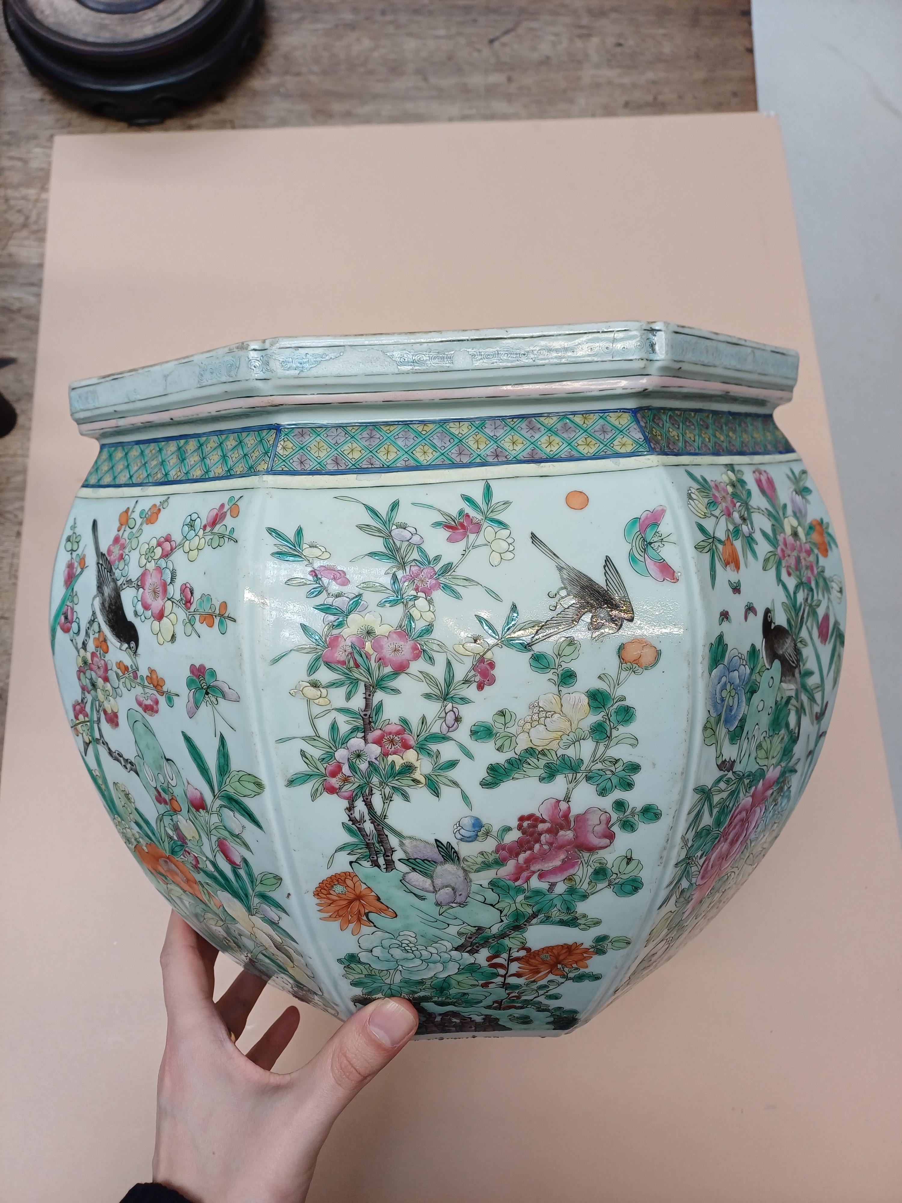 A CHINESE FAMILLE-VERTE ‘BIRDS AND BLOSSOMS’ OCTAGONAL JARDINIERE 十九世紀 五彩花鳥圖紋盆 - Image 3 of 12