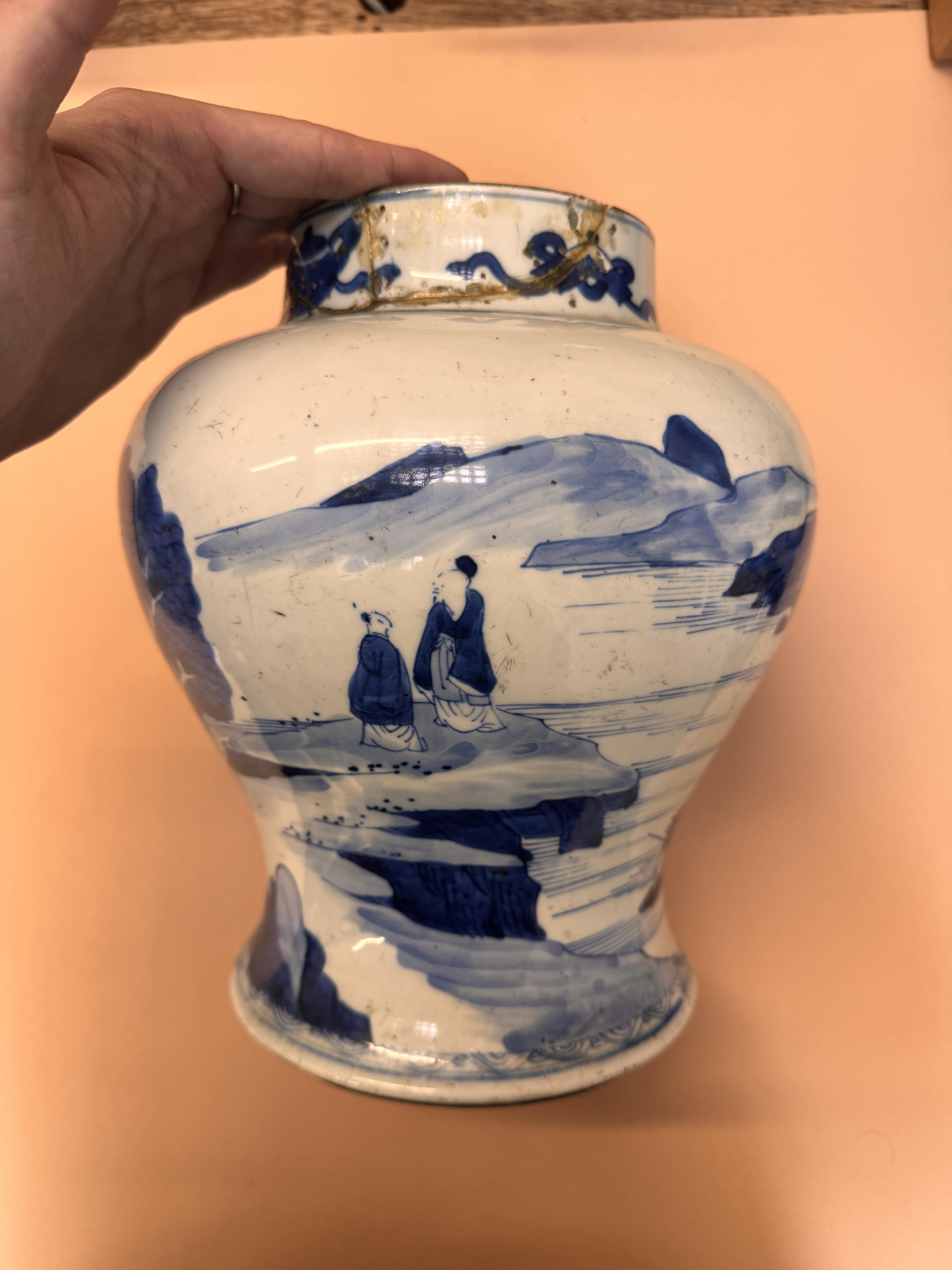 A CHINESE BLUE AND WHITE 'LANDSCAPE' VASE 清康熙 青花山水圖紋瓶 - Image 14 of 22