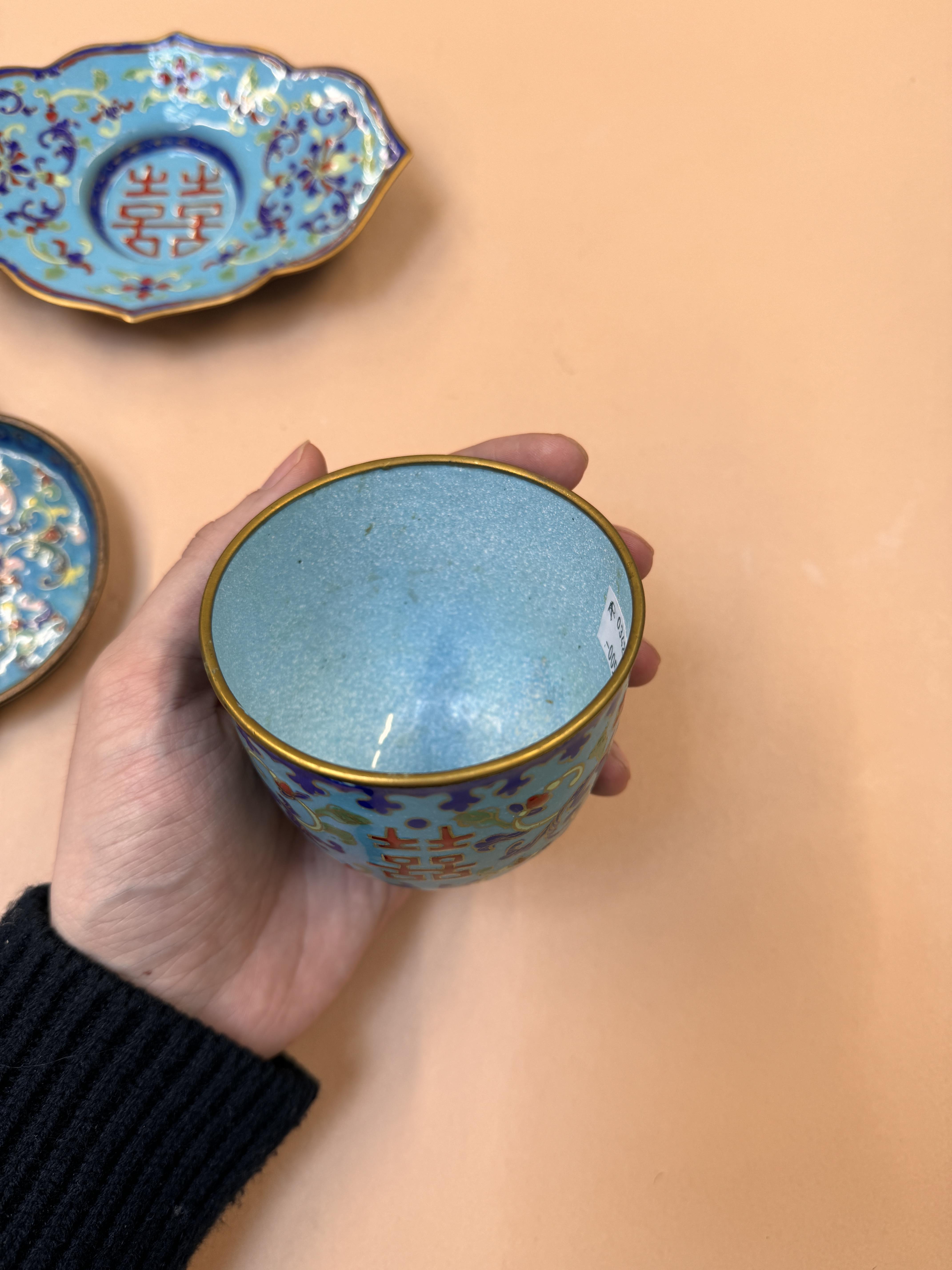 A CHINESE CANTON ENAMEL CUP, STAND AND DISH 清十九世紀 廣東銅胎畫琺瑯「壽」盤及「囍」盃及盤 - Image 19 of 31