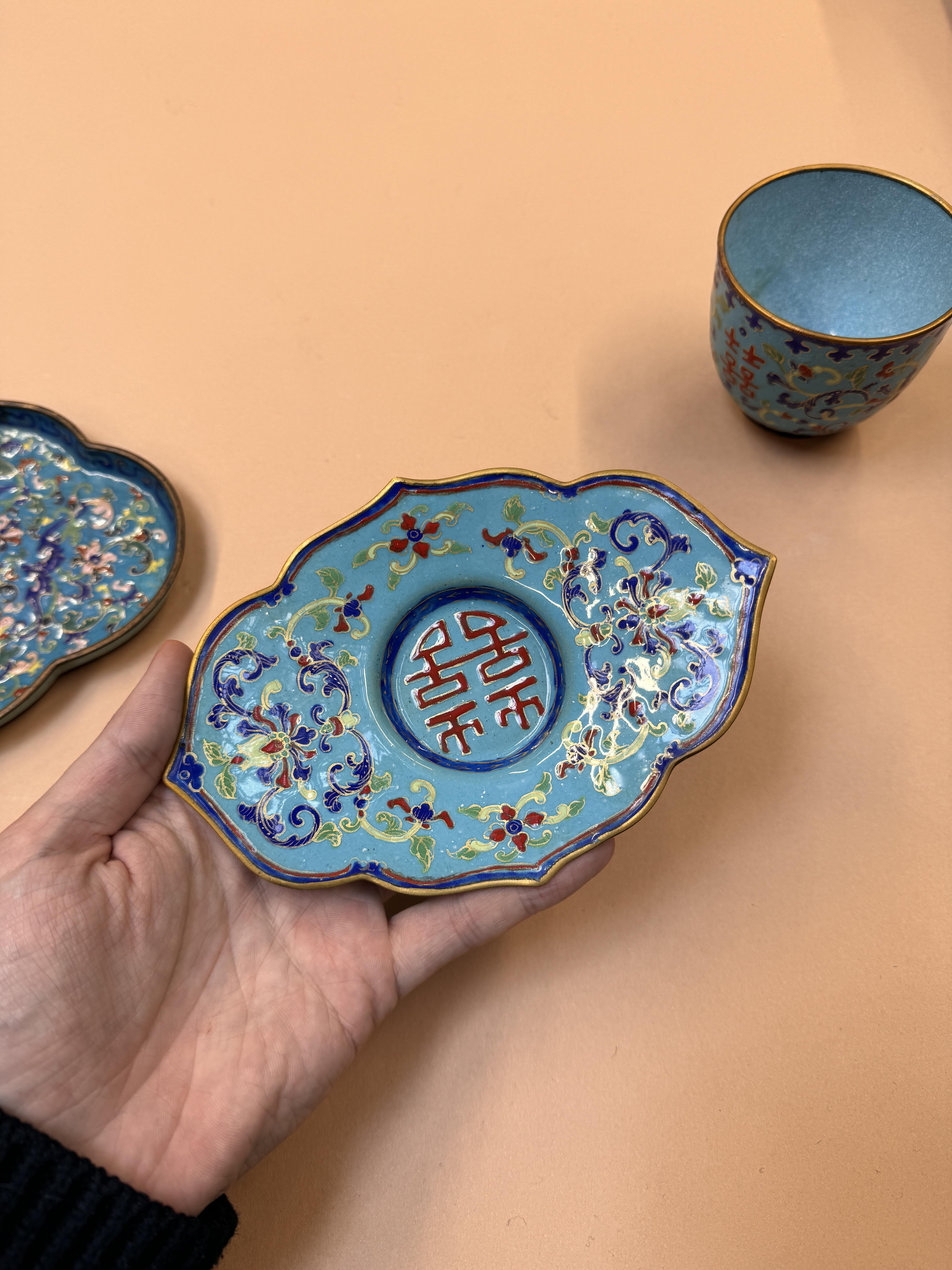 A CHINESE CANTON ENAMEL CUP, STAND AND DISH 清十九世紀 廣東銅胎畫琺瑯「壽」盤及「囍」盃及盤 - Image 8 of 31