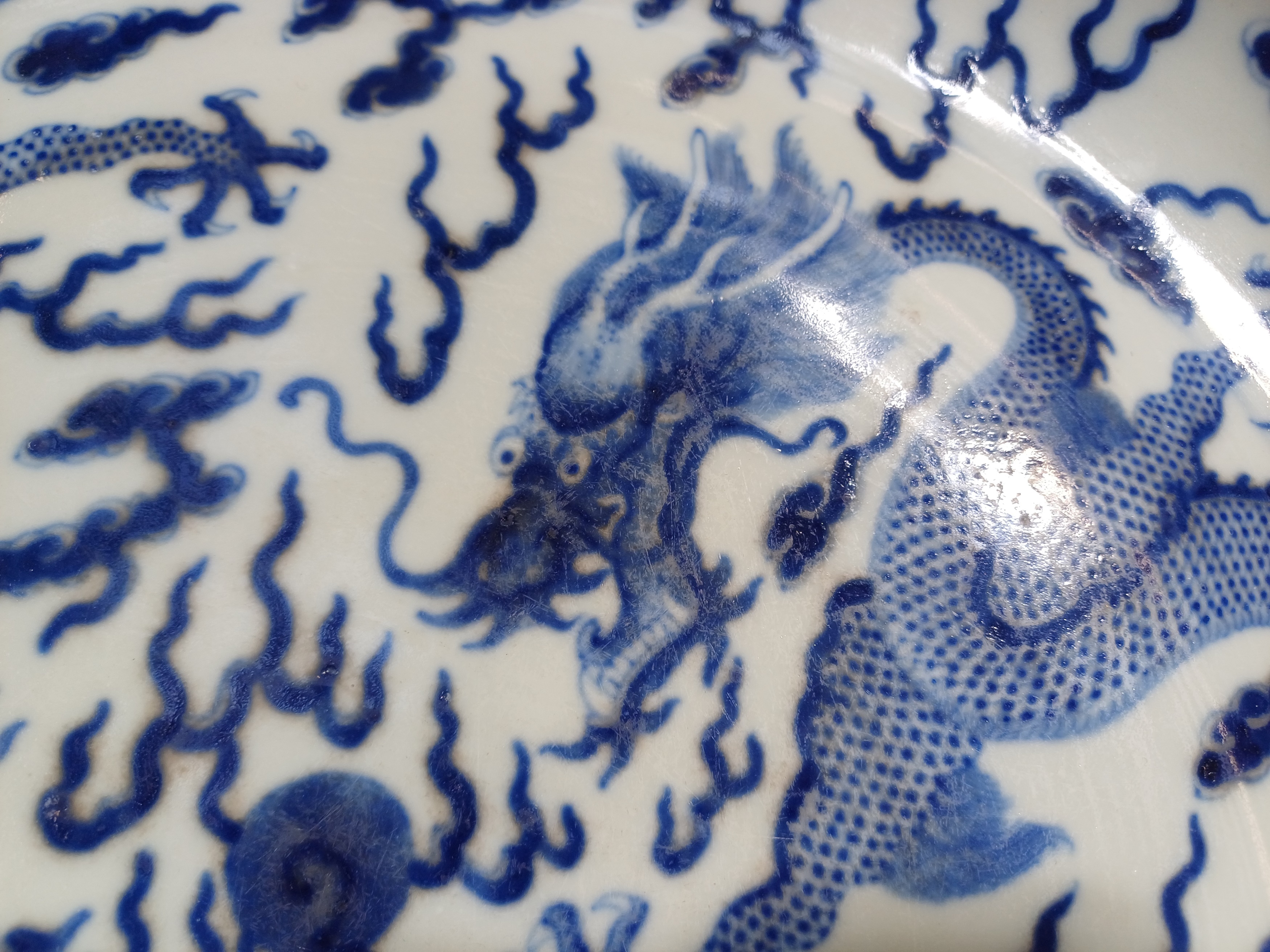 A LARGE CHINESE BLUE AND WHITE 'DRAGONS' DISH 清光緒 青花雙龍趕珠紋大盤 《大清光緒年製》款 - Image 5 of 16