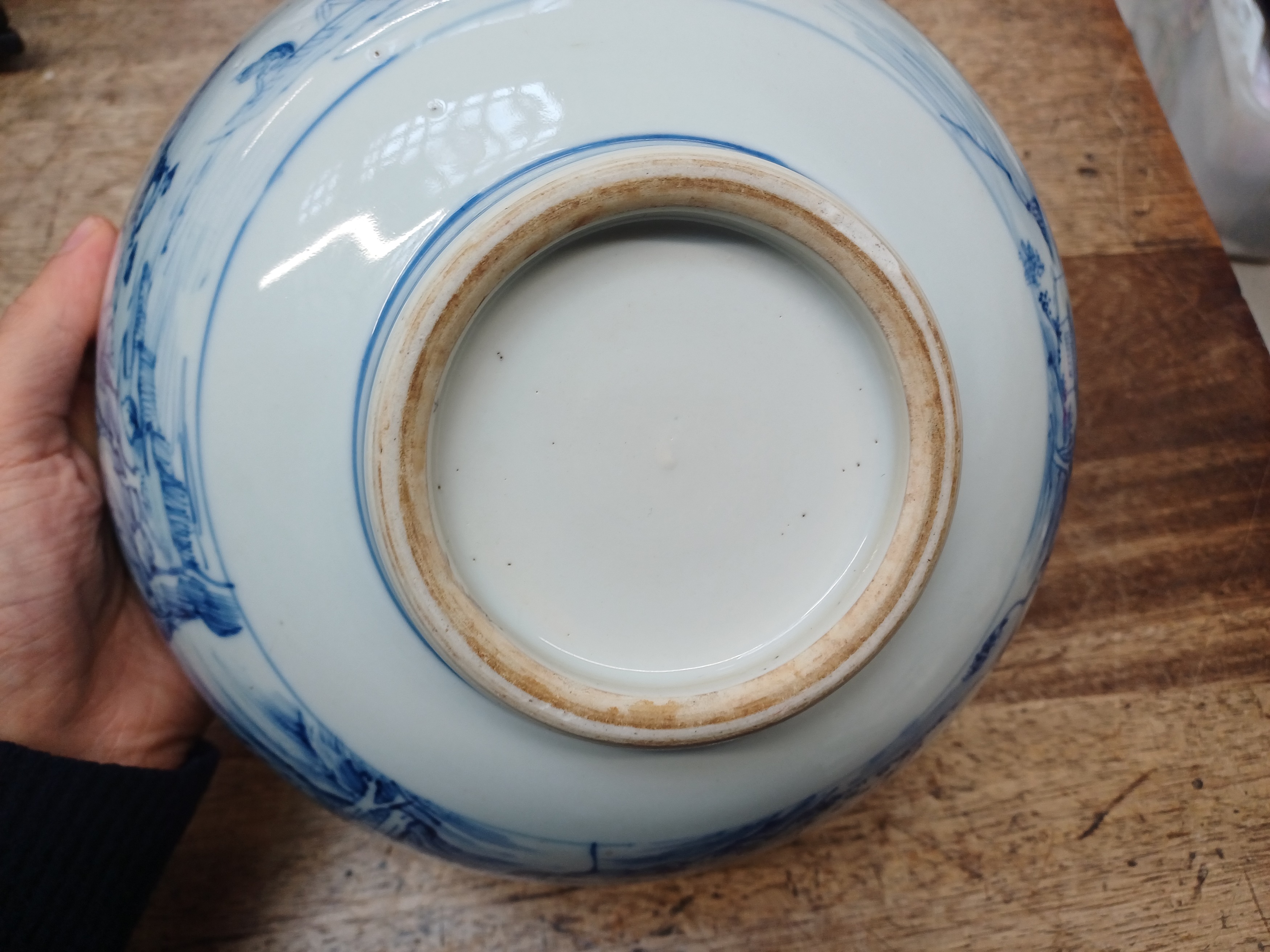 A RARE CHINESE BLUE AND WHITE 'MASTER OF THE ROCKS' BOWL 清康熙或雍正 青花山水人物圖紋盌 - Image 5 of 19