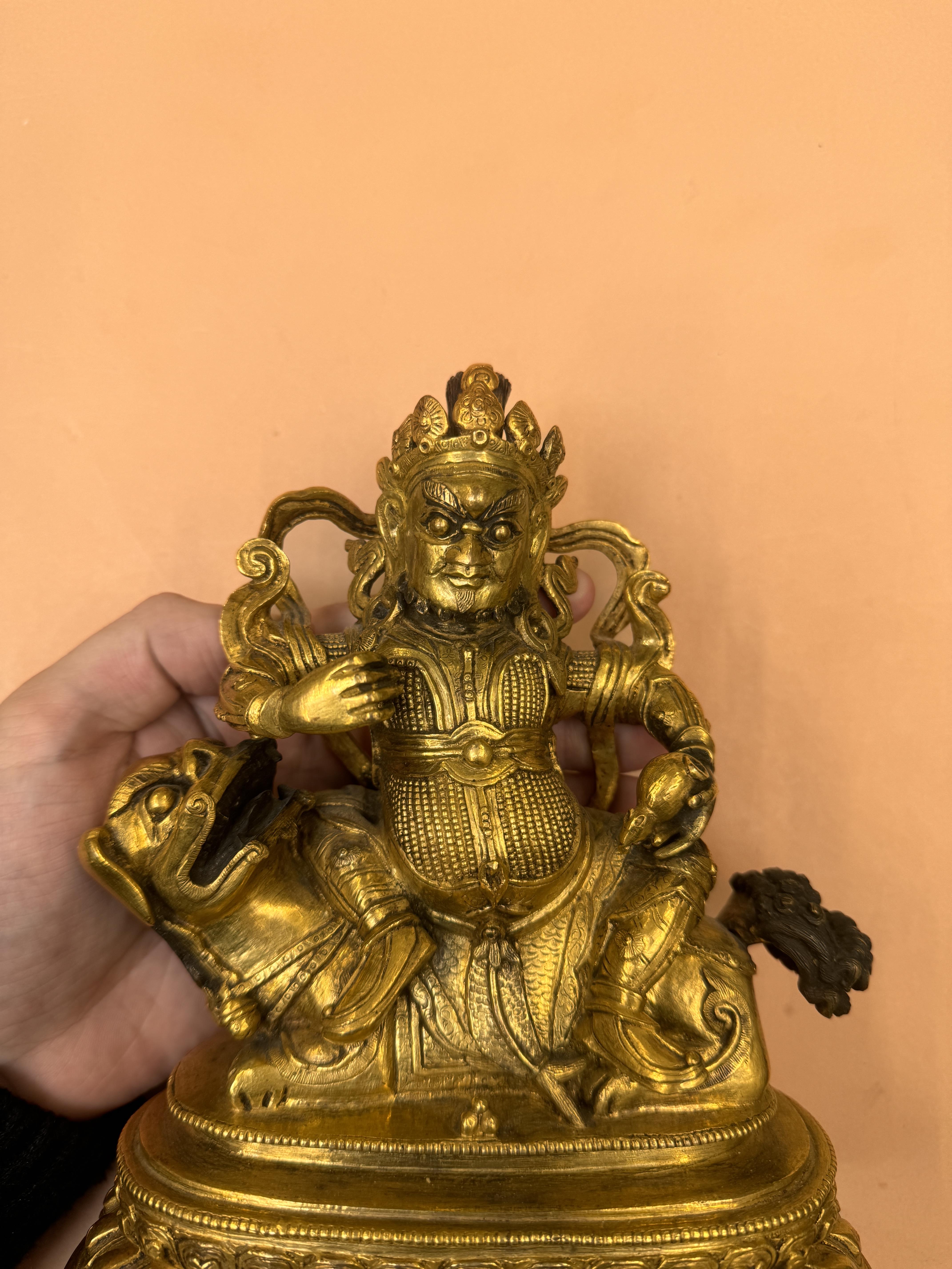 A SINO-TIBETAN GILT-BRONZE FIGURE OF VAISHRAVANA 十九世紀或後期 銅鎏金多聞天王像 - Image 19 of 22