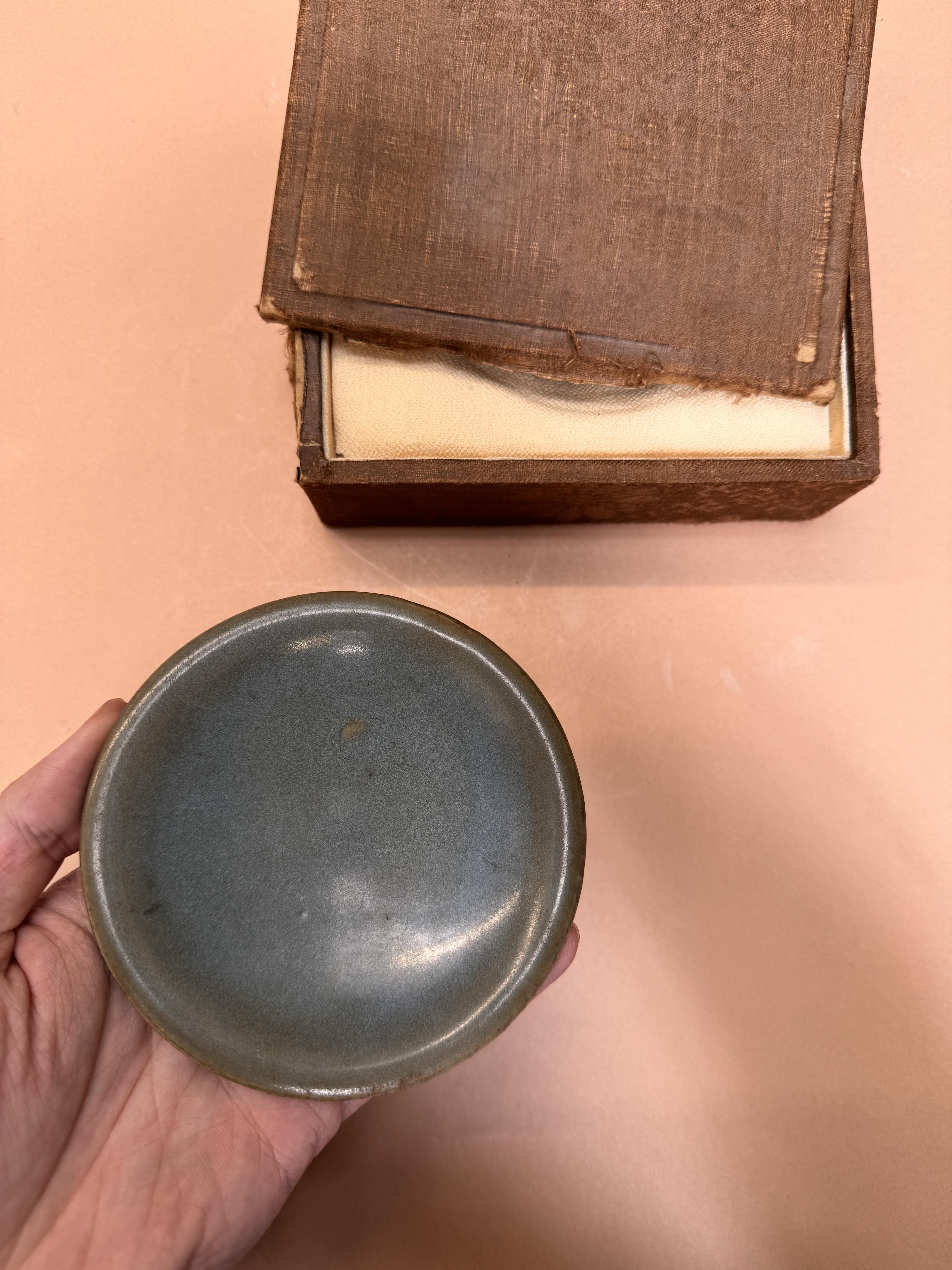 A SMALL CHINESE 'JUN' BLUE-GLAZED SHALLOW DISH 宋 鈞窯盤 - Image 19 of 24