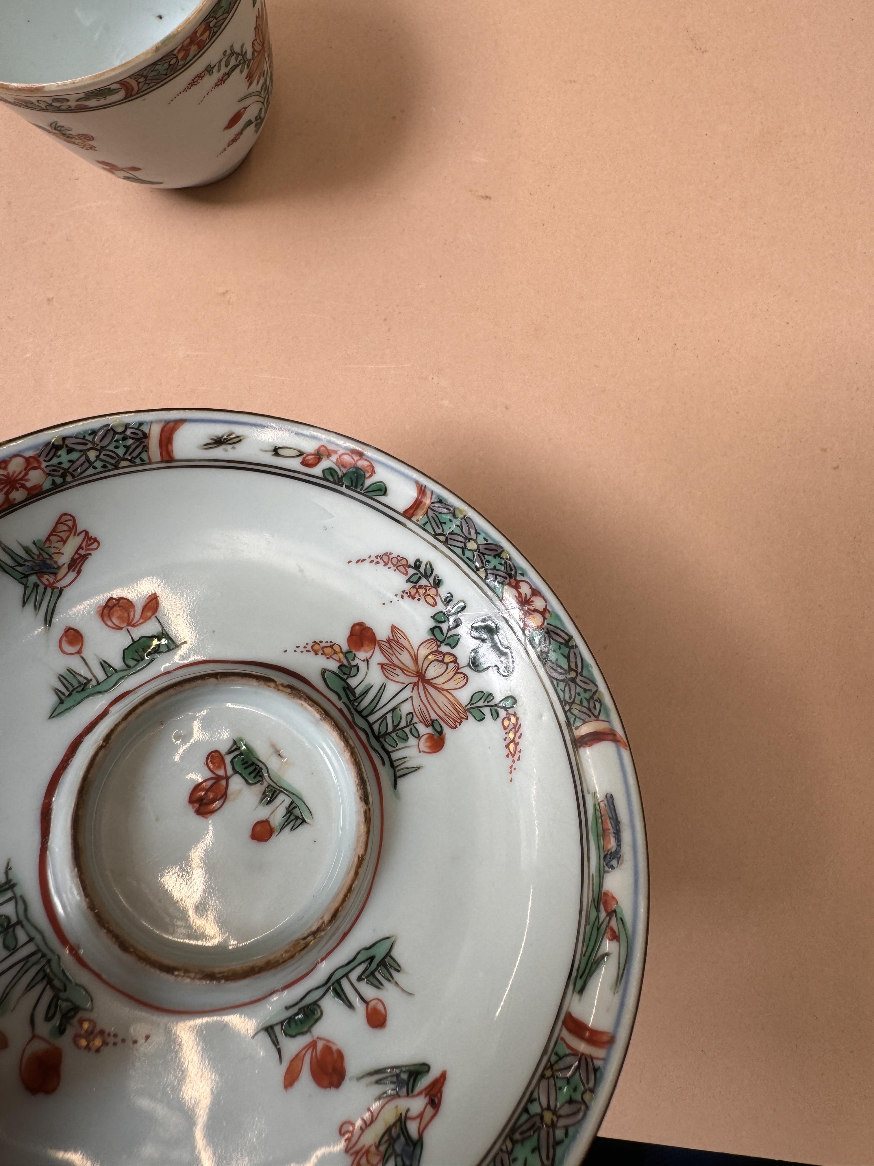 A CHINESE FAMILLE-VERTE CUP AND SAUCER 清康熙 五彩花鳥圖盃連盤 - Image 18 of 18