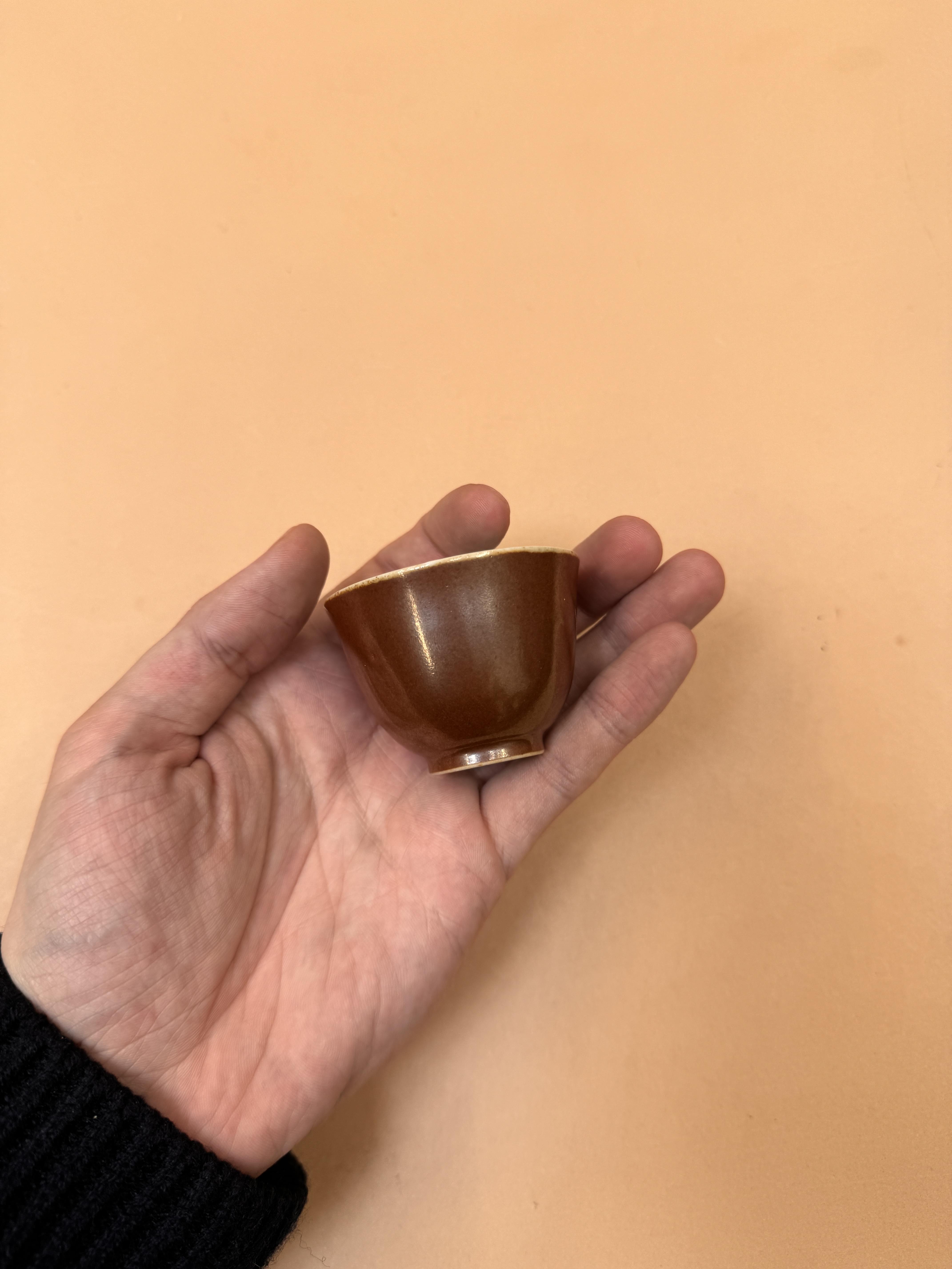 A RARE CHINESE MONOCHROME BROWN-GLAZED WINE CUP 清乾隆 醬釉盃 《大清乾隆年製》款 - Image 16 of 23