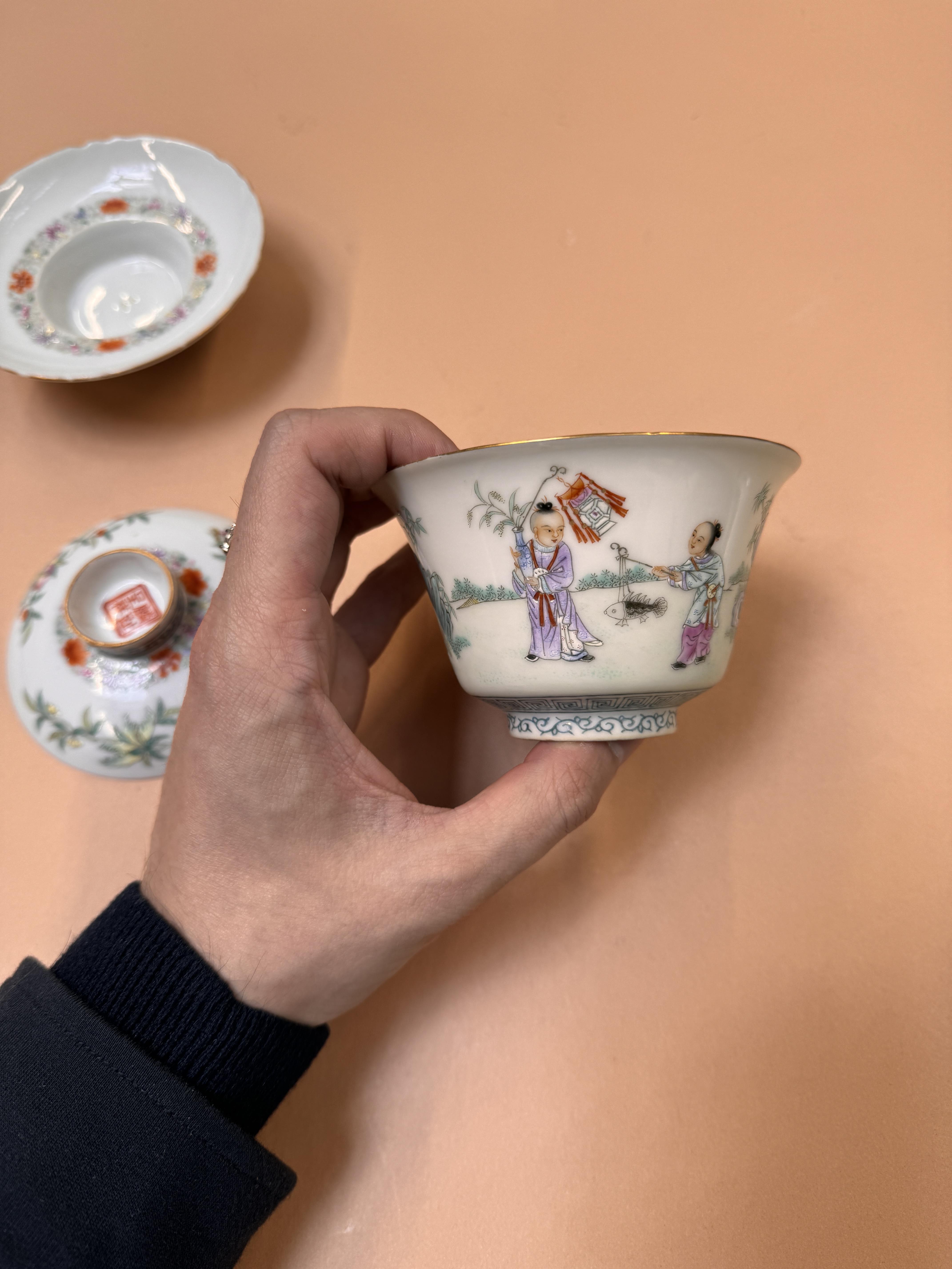 A PAIR OF CHINESE FAMILLE-ROSE CUPS, COVERS AND STANDS 民國時期 粉彩嬰戲圖蓋盌一對 《麟指呈祥》款 - Image 24 of 44