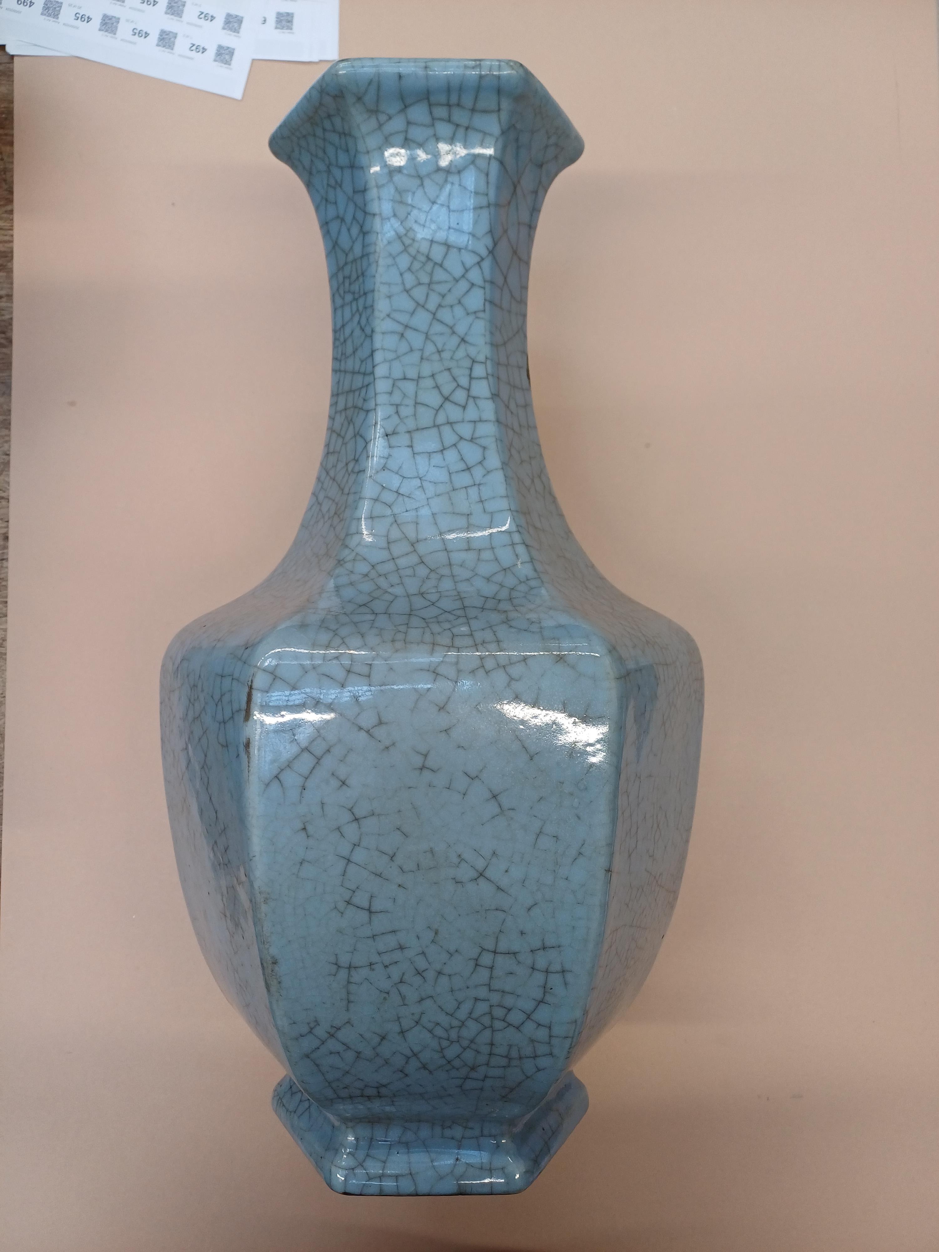 A LARGE CHINESE GUAN-TYPE HEXAGONAL BALUSTER VASE 清或為乾隆 仿官釉六棱式瓶 《大清乾隆年製》款 - Image 6 of 23