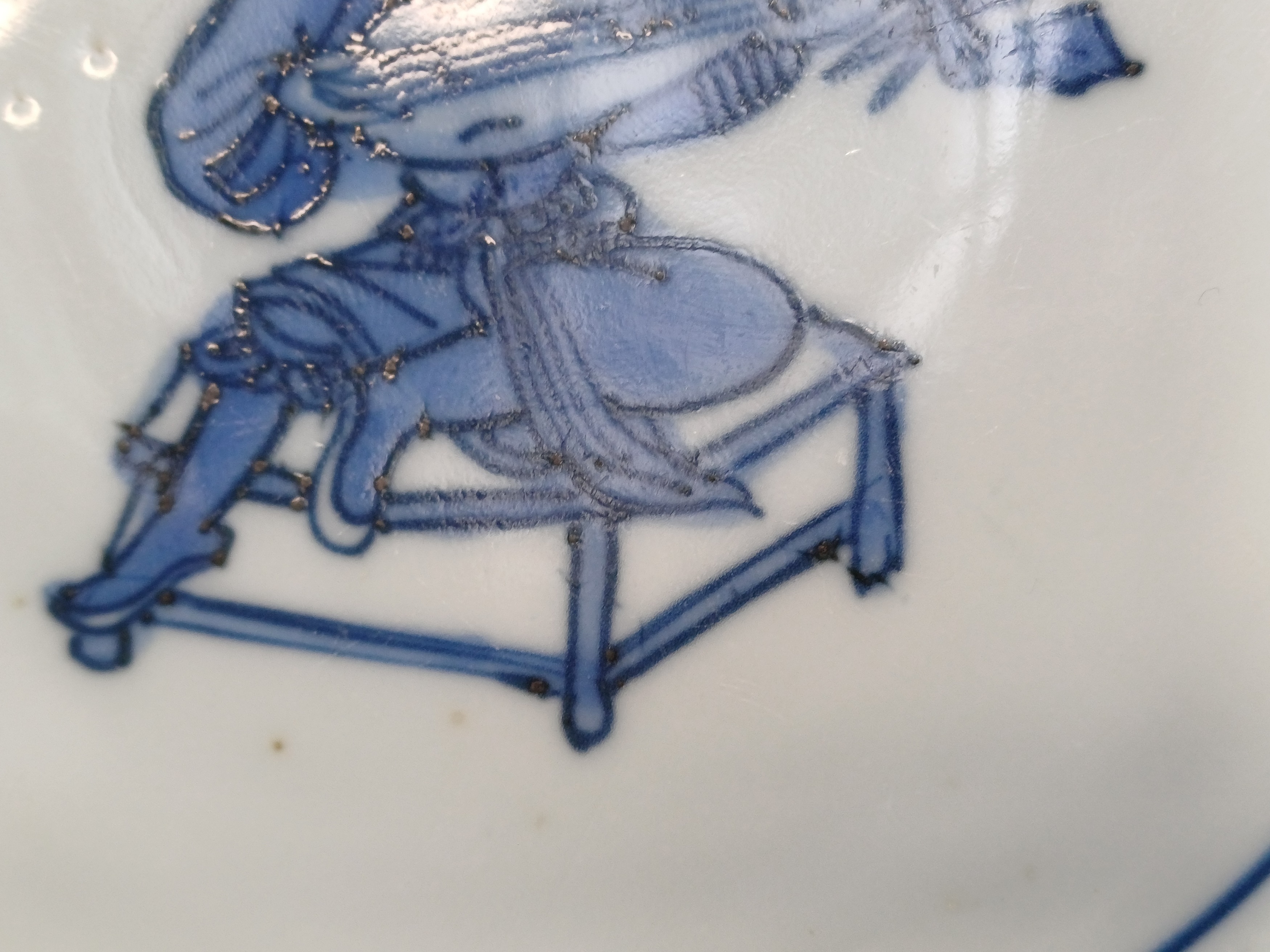 A CHINESE BLUE AND WHITE 'MUSICIAN' DISH 晚明或過渡期 青花樂人盤 - Image 5 of 14