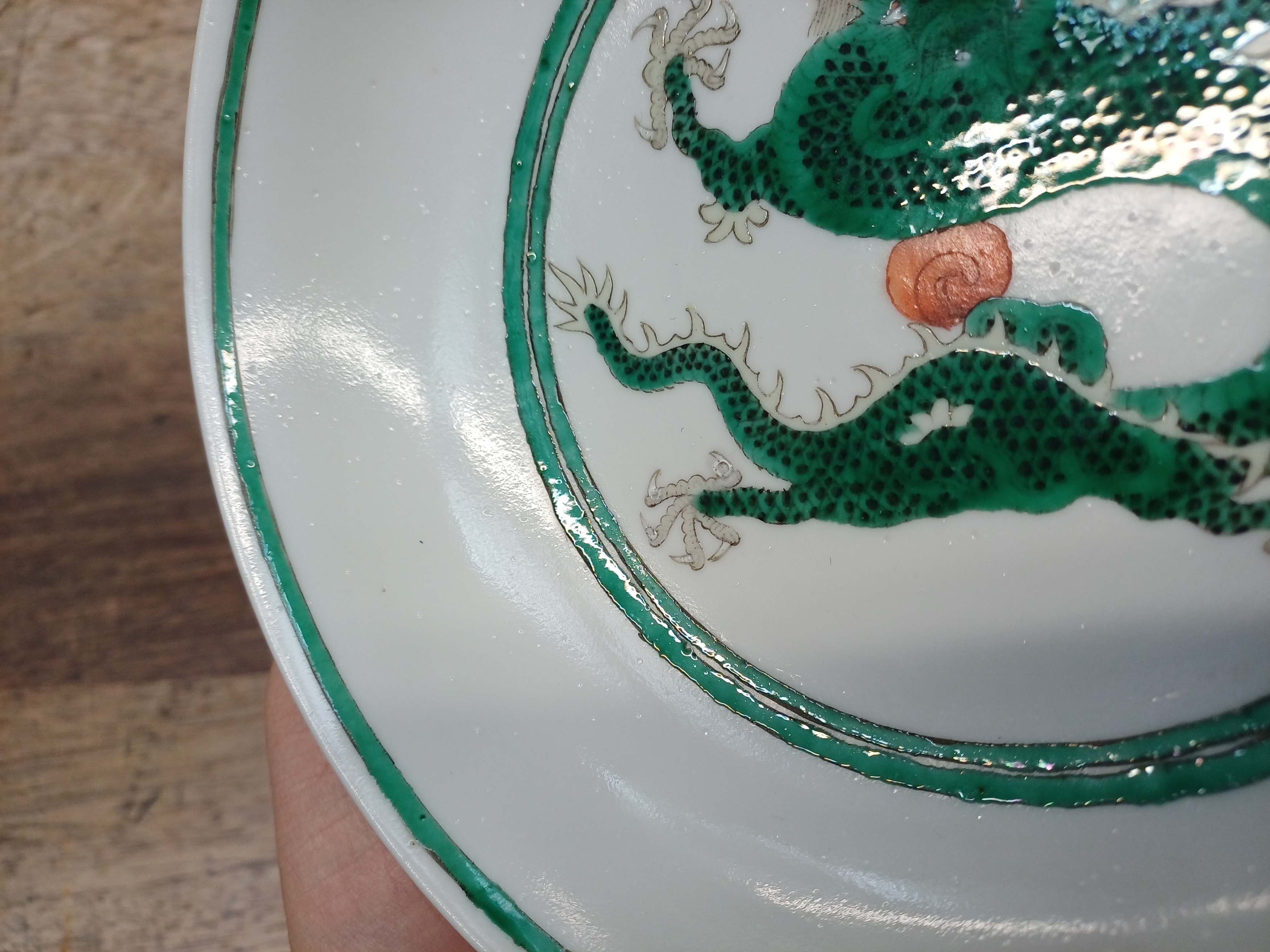 A CHINESE GREEN-ENAMELLED 'DRAGONS' DISH 清同治 綠彩龍紋盤 《大清同治年製》款 - Image 12 of 18