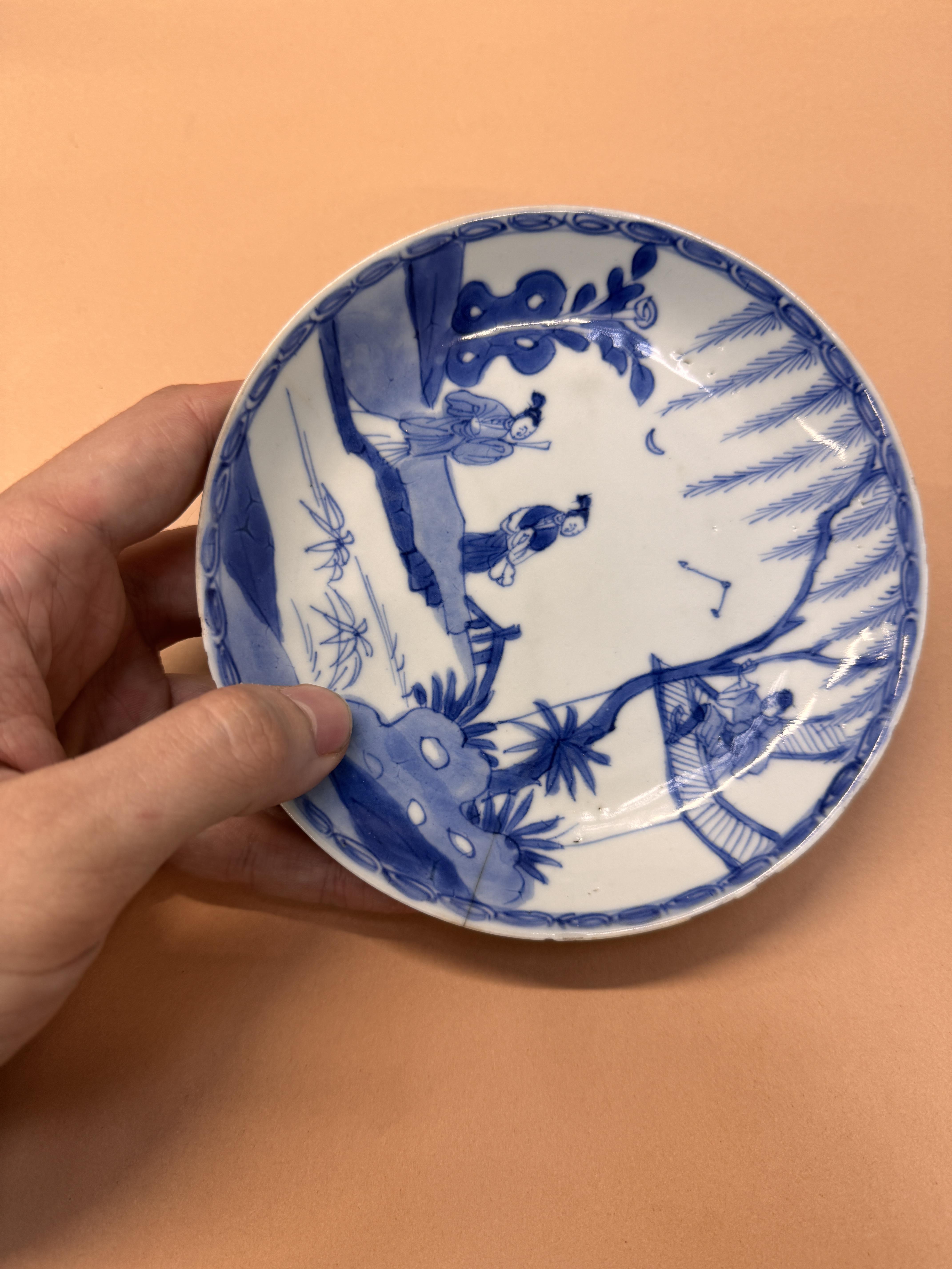 A CHINESE BLUE AND WHITE 'ROMANCE OF THE WESTERN CHAMBER' DISH 清康熙 青花繪西廂記人物故事圖盤 - Image 6 of 9