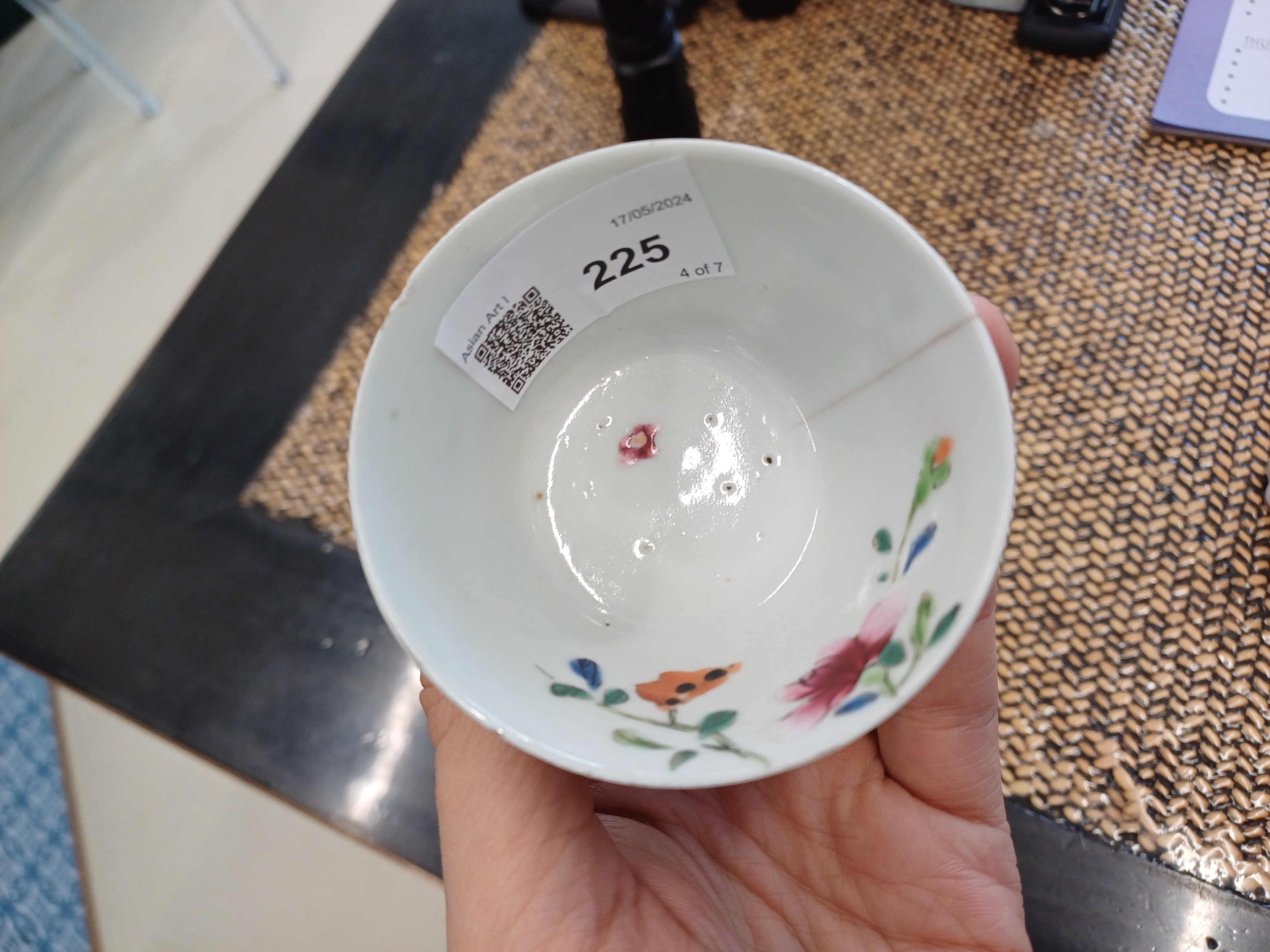 A GROUP OF CHINESE AND JAPANESE TEABOWLS AND CUPS 十八至二十世紀 中國及日本瓷器一組 - Image 22 of 28