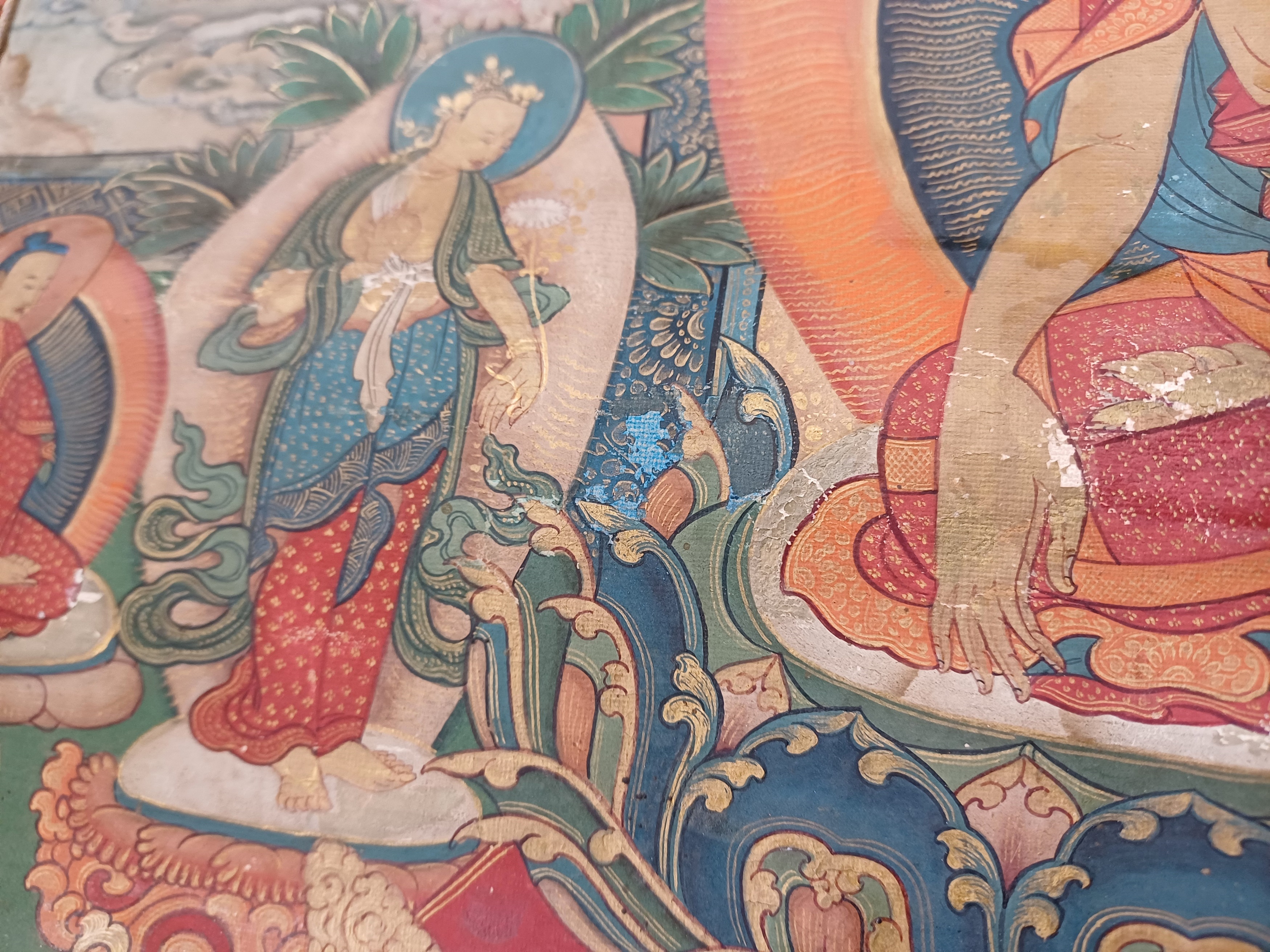 A TIBETAN PAINTED THANGKA OF BUDDHA SHAKYAMUNI 十八世紀 藏傳釋迦牟尼佛像唐卡 - Image 10 of 18