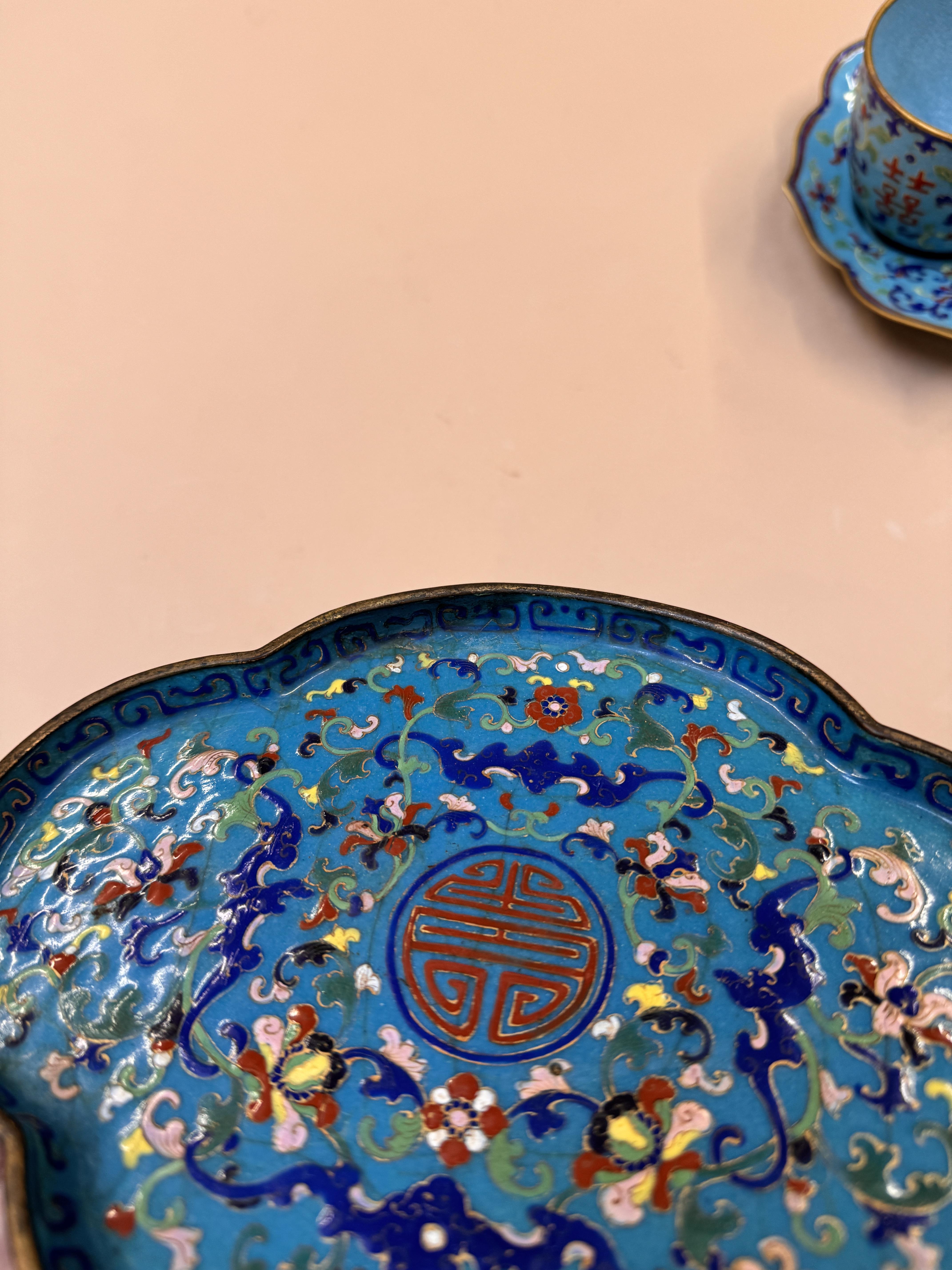 A CHINESE CANTON ENAMEL CUP, STAND AND DISH 清十九世紀 廣東銅胎畫琺瑯「壽」盤及「囍」盃及盤 - Image 3 of 31