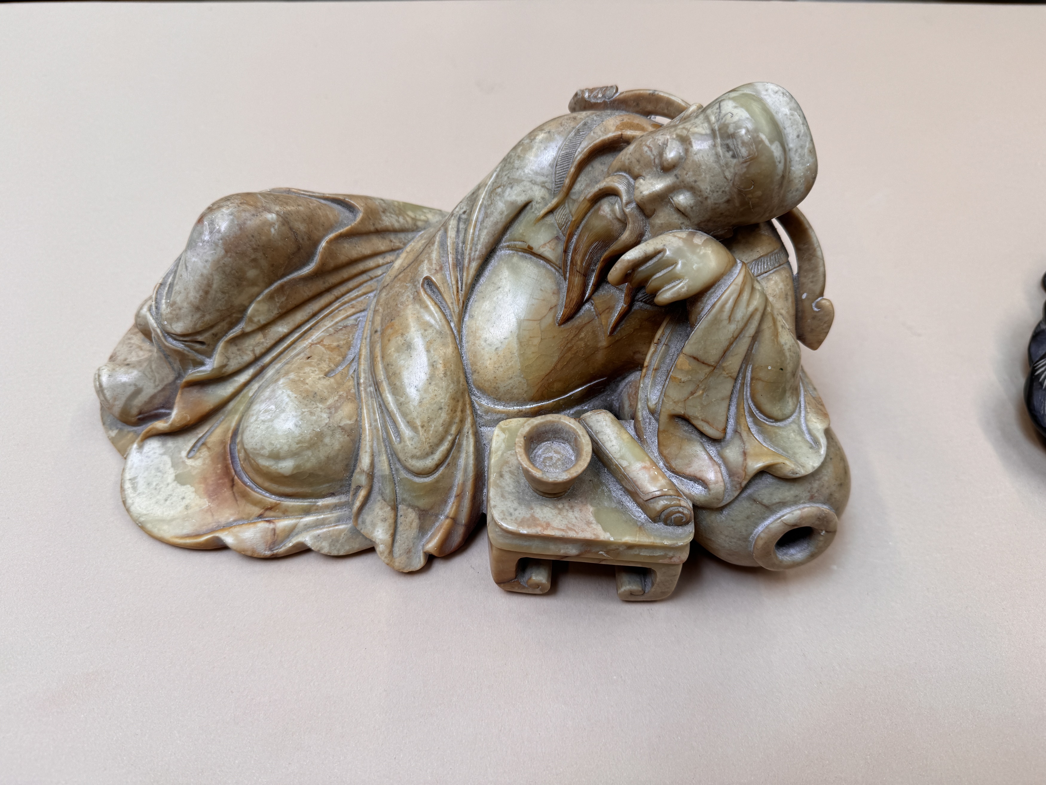 A CHINESE CARVED SOAPSTONE 'SCHOLAR' FIGURE 清十九世紀 壽山石高士臥像 - Image 12 of 14