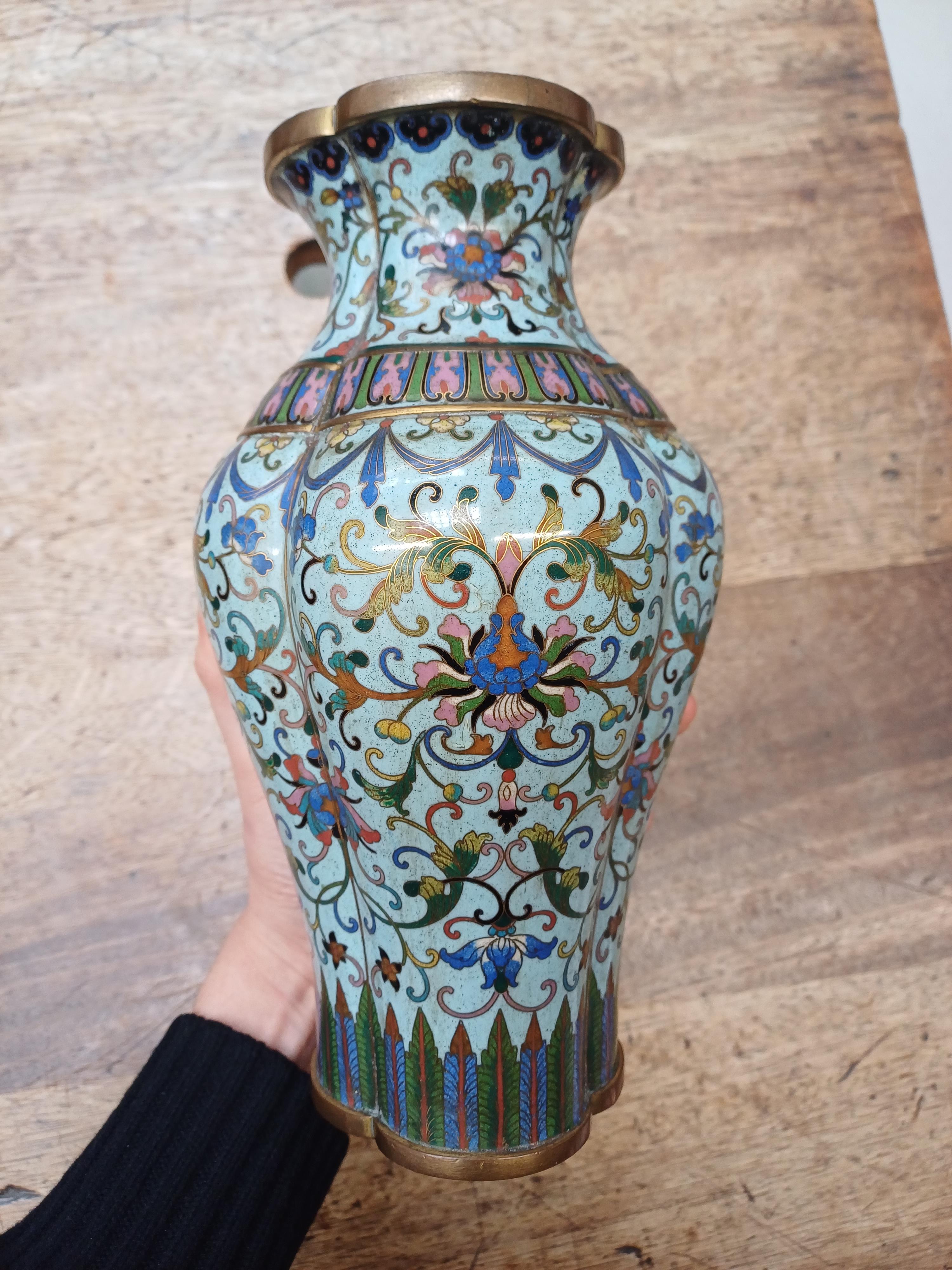 A PAIR OF CHINESE CLOISONNÉ ENAMEL VASES 清十八世紀 銅胎掐絲琺瑯番蓮紋瓶一對 - Image 12 of 17