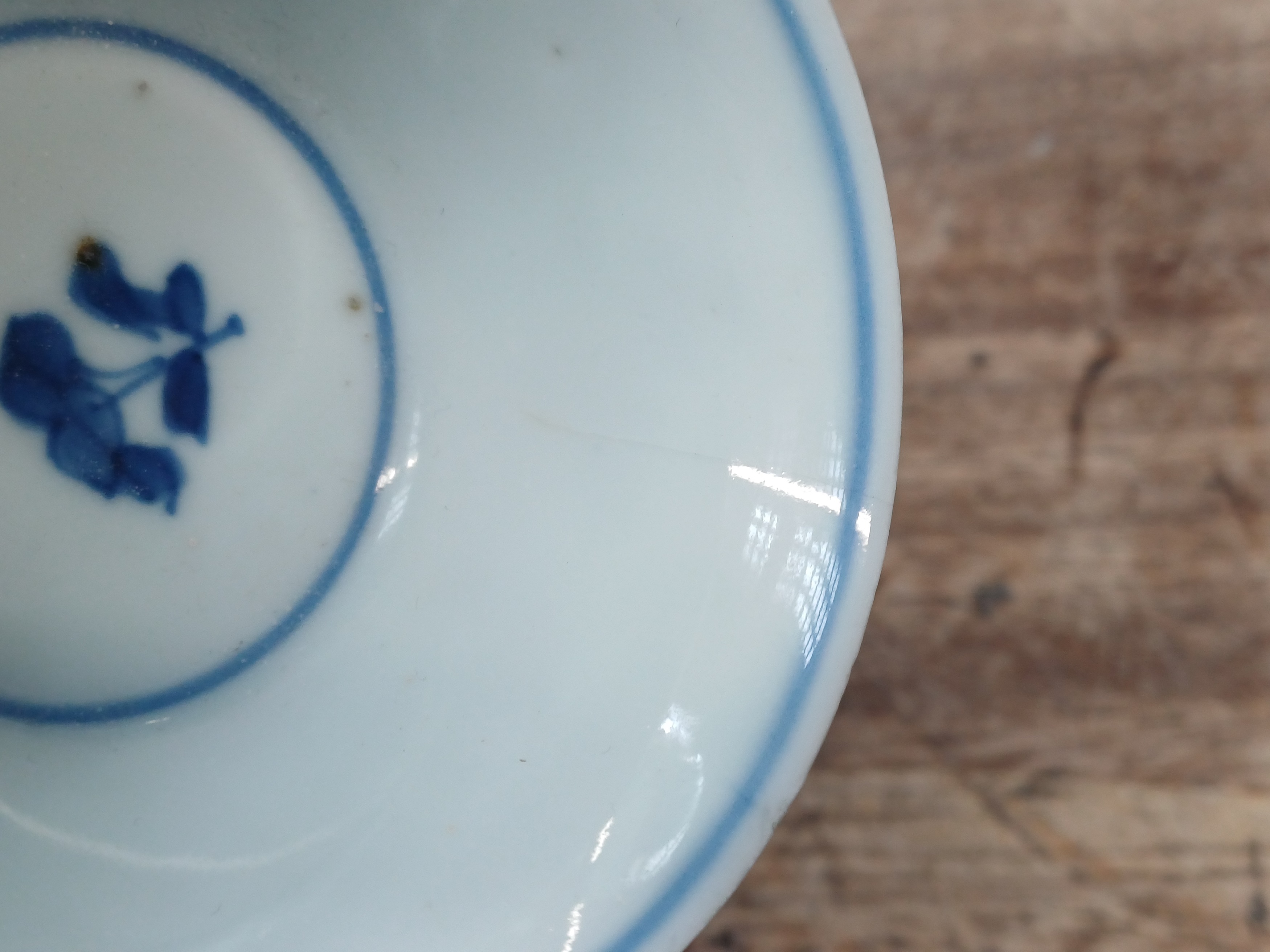 A CHINESE RETICULATED BLUE AND WHITE 'LINGLONG' TEA BOWL AND THREE EXPORT CERAMICS 清 崇禎至十八世紀 青花玲瓏盌及外 - Image 13 of 21