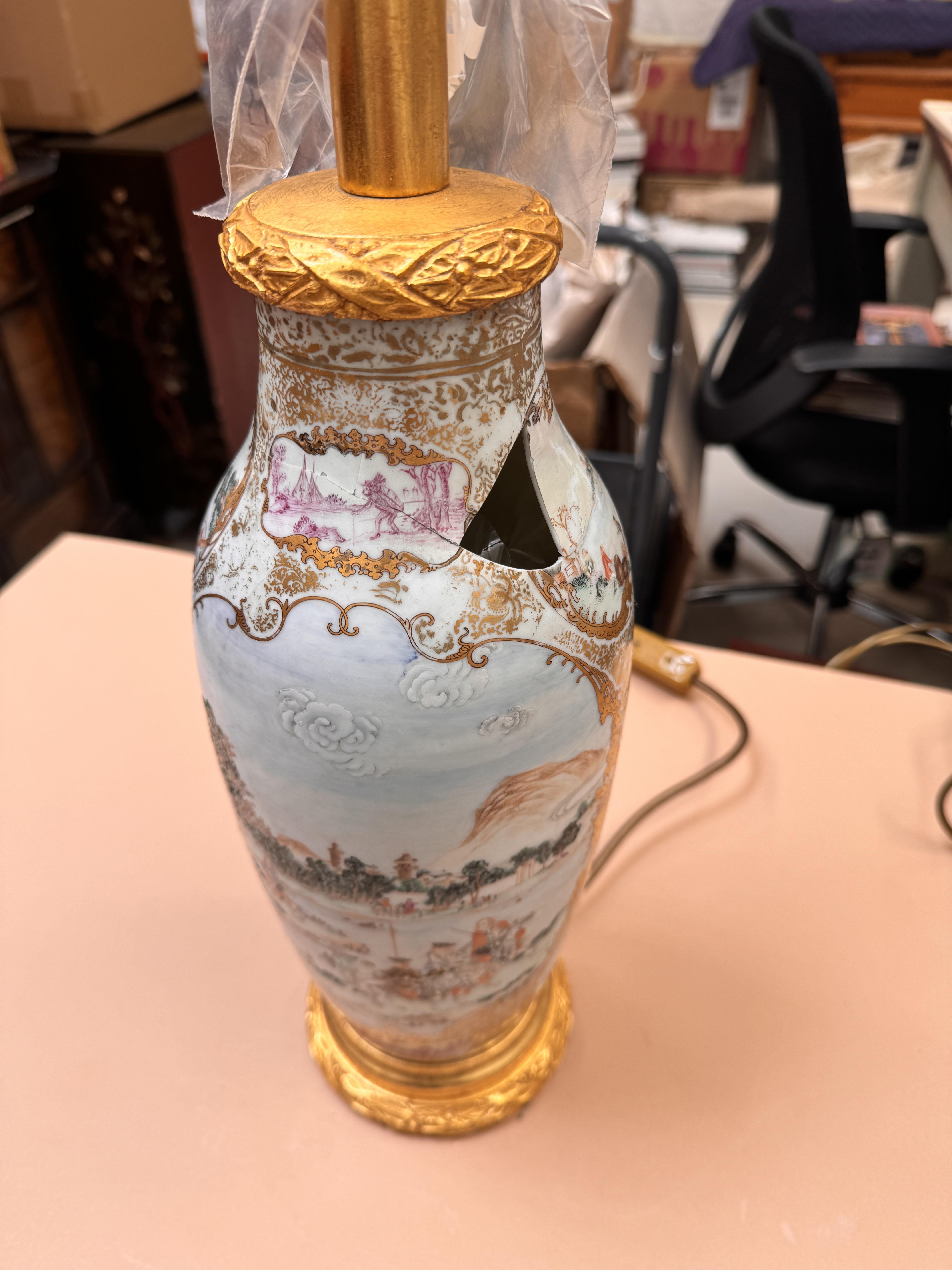 A FINE PAIR OF CHINESE EXPORT 'EUROPEAN HUNTING SCENE' VASES 清雍正或乾隆 外銷粉彩西洋人物巡狩圖瓶一對 - Image 9 of 39