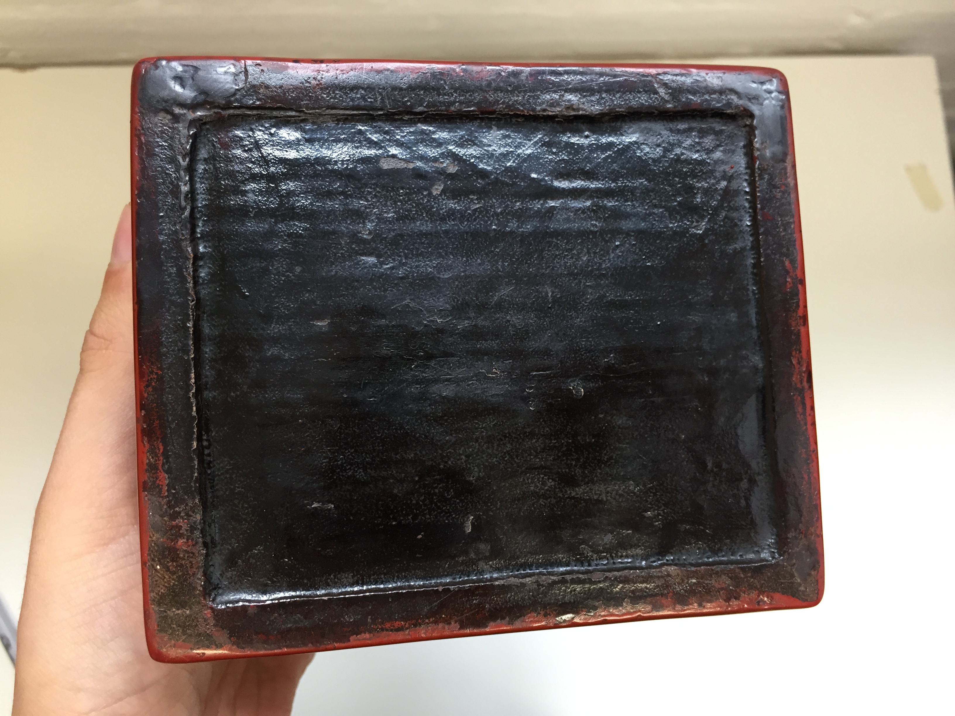A CHINESE CINNABAR LACQUER 'MUSICIAN' BOX AND COVER 晚明 剔紅圖高士行樂圖紋蓋盒 - Image 15 of 20