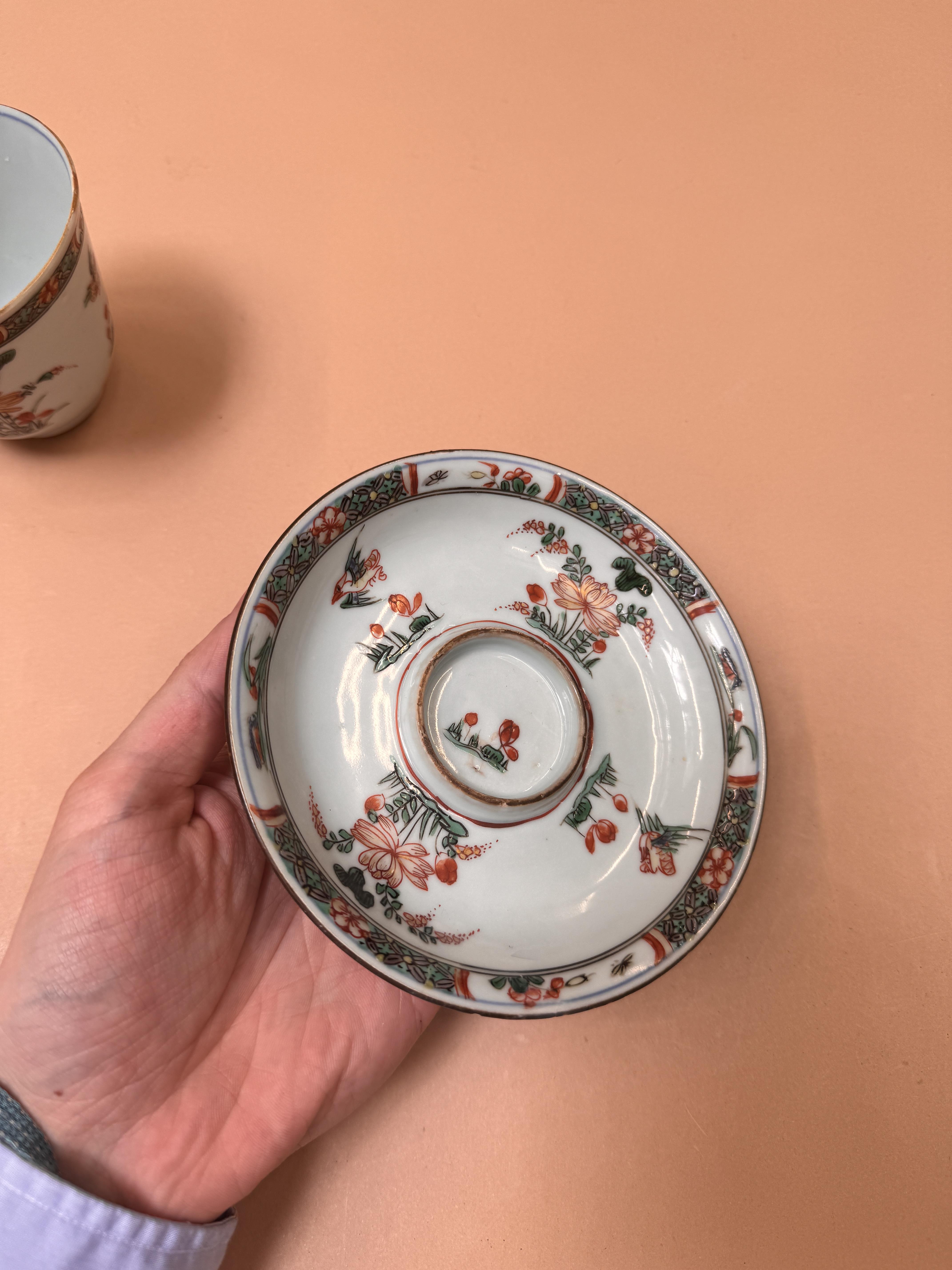 A CHINESE FAMILLE-VERTE CUP AND SAUCER 清康熙 五彩花鳥圖盃連盤 - Image 12 of 18