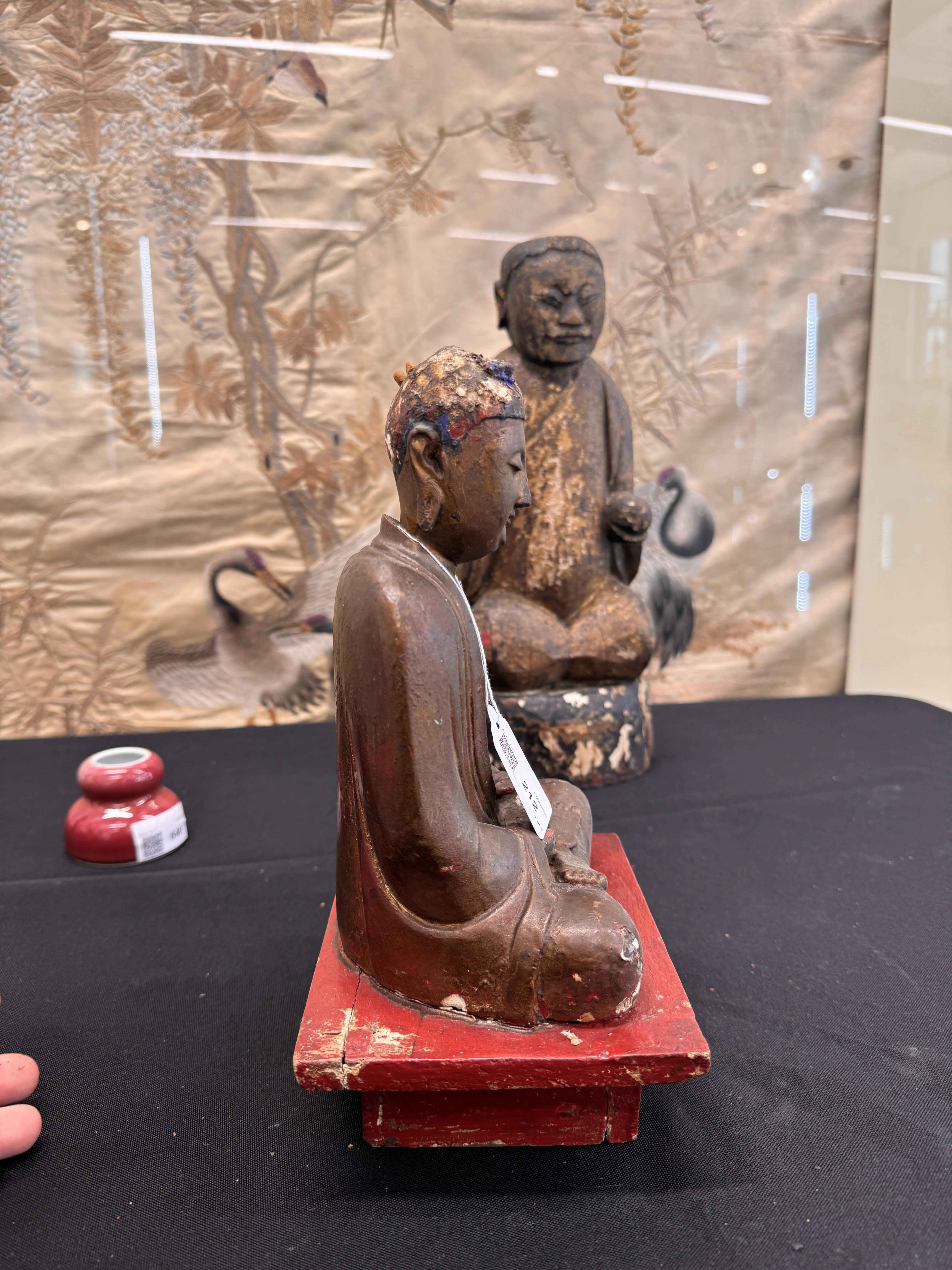 TWO CHINESE LACQUERED WOOD FIGURES 明及後期 漆木人物雕像 - Image 5 of 17