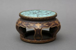 A CHINESE FAUX BOIS PORCELAIN STAND 十九至二十世紀 仿木紋及綠松石圓坐