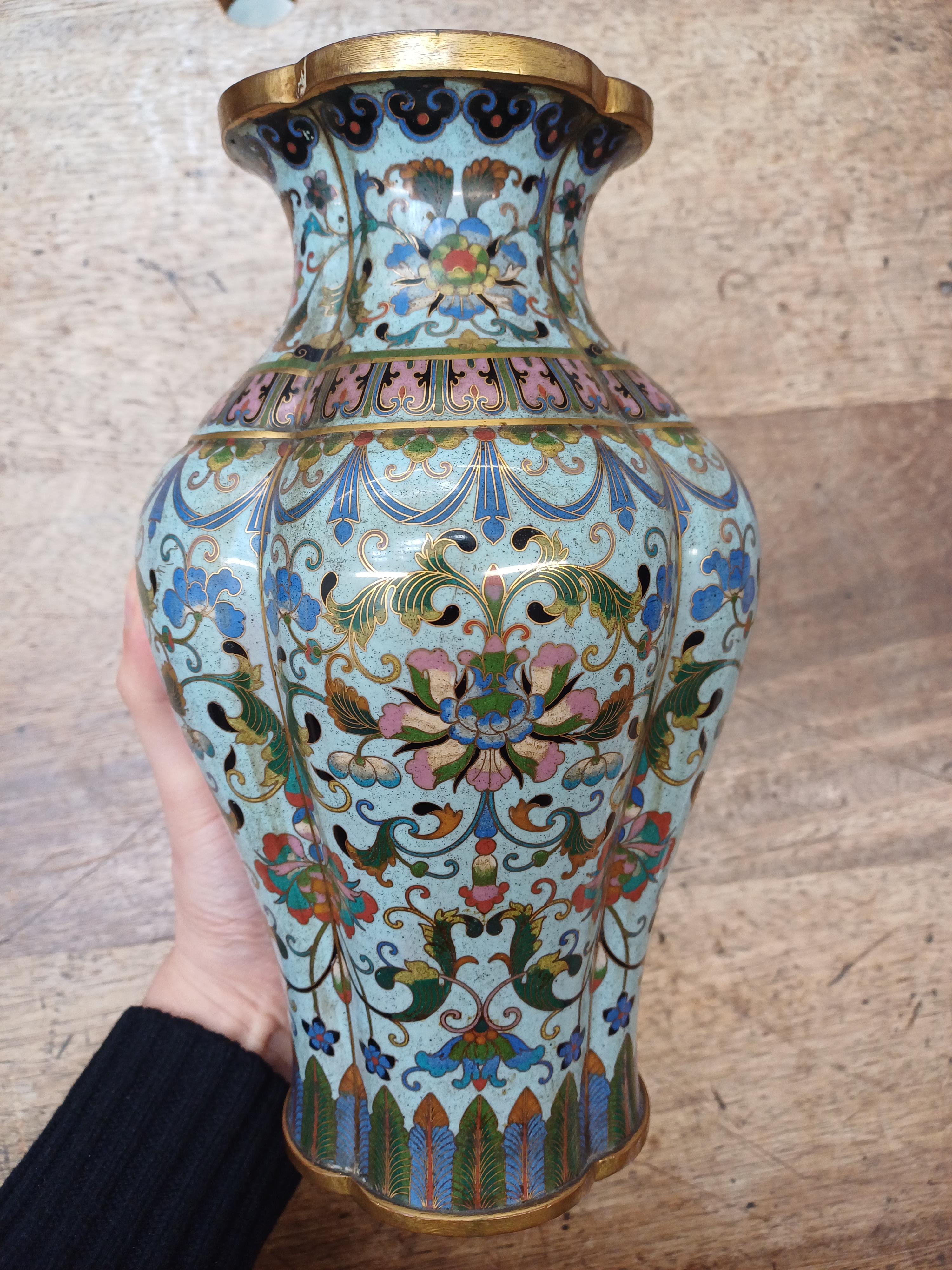 A PAIR OF CHINESE CLOISONNÉ ENAMEL VASES 清十八世紀 銅胎掐絲琺瑯番蓮紋瓶一對 - Image 4 of 17