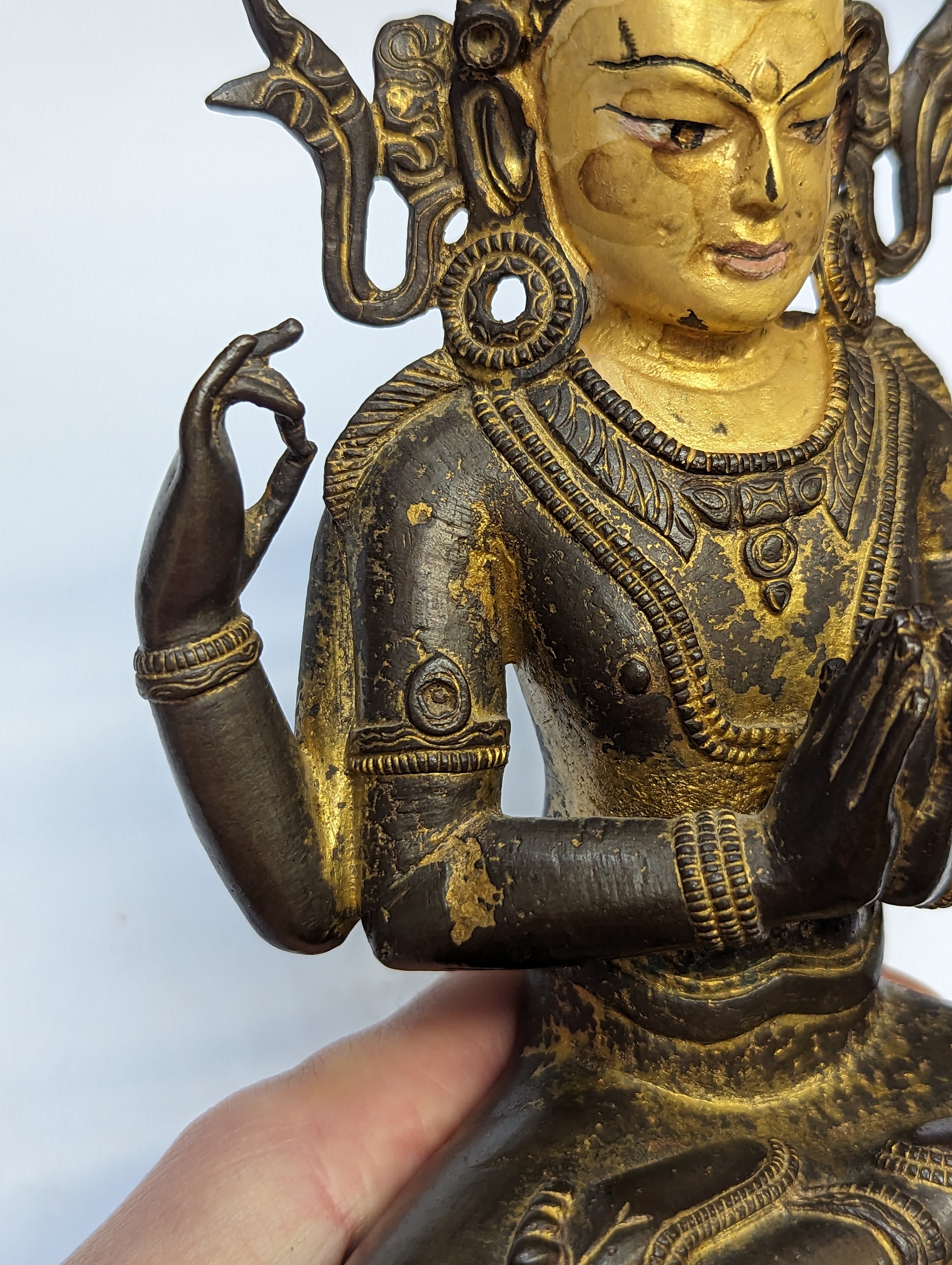 A TIBETAN GILT-BRONZE FIGURE OF SADAKSARI 十四世紀 銅鎏金觀音坐像 - Image 7 of 18