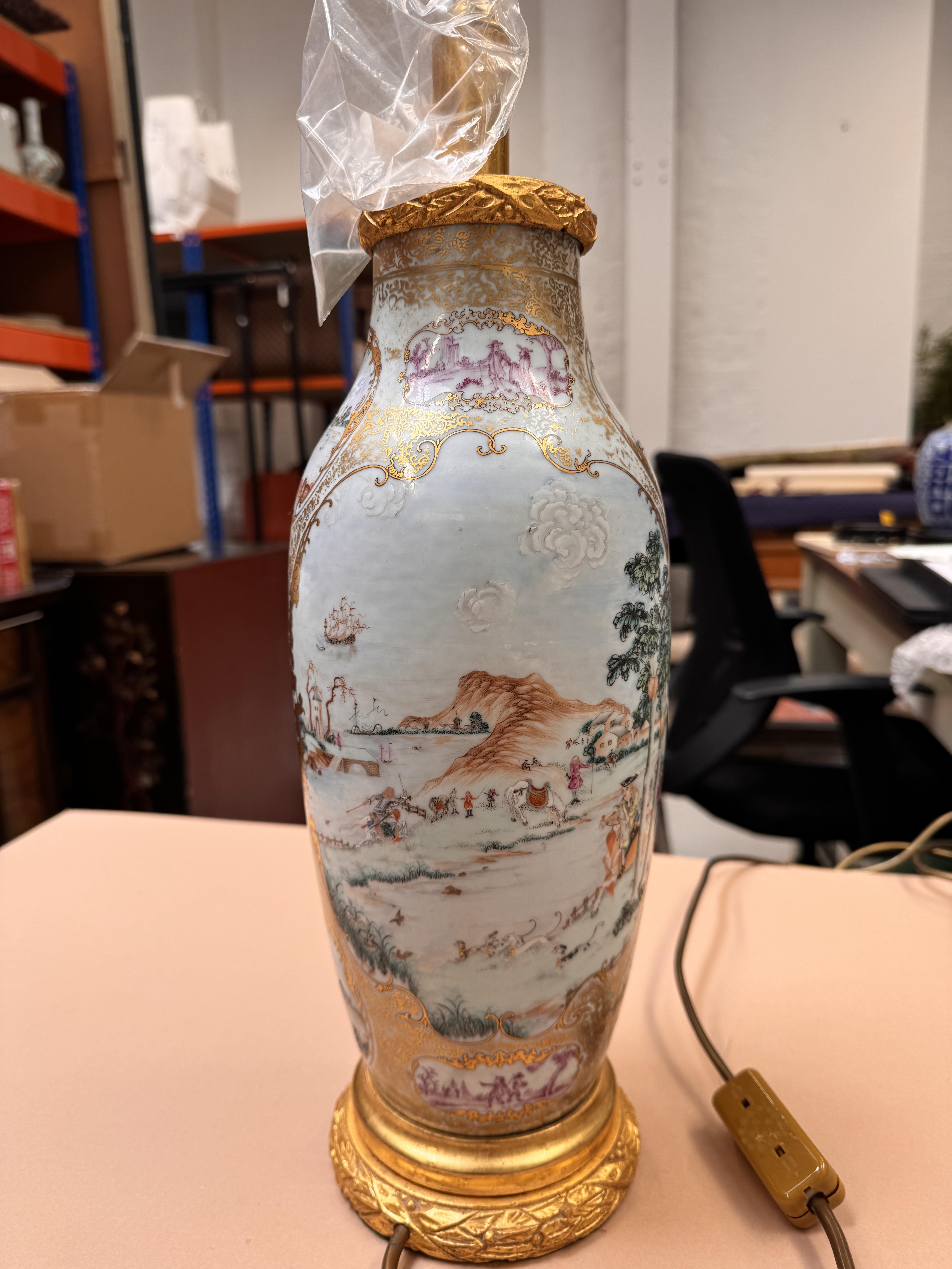 A FINE PAIR OF CHINESE EXPORT 'EUROPEAN HUNTING SCENE' VASES 清雍正或乾隆 外銷粉彩西洋人物巡狩圖瓶一對 - Image 6 of 39