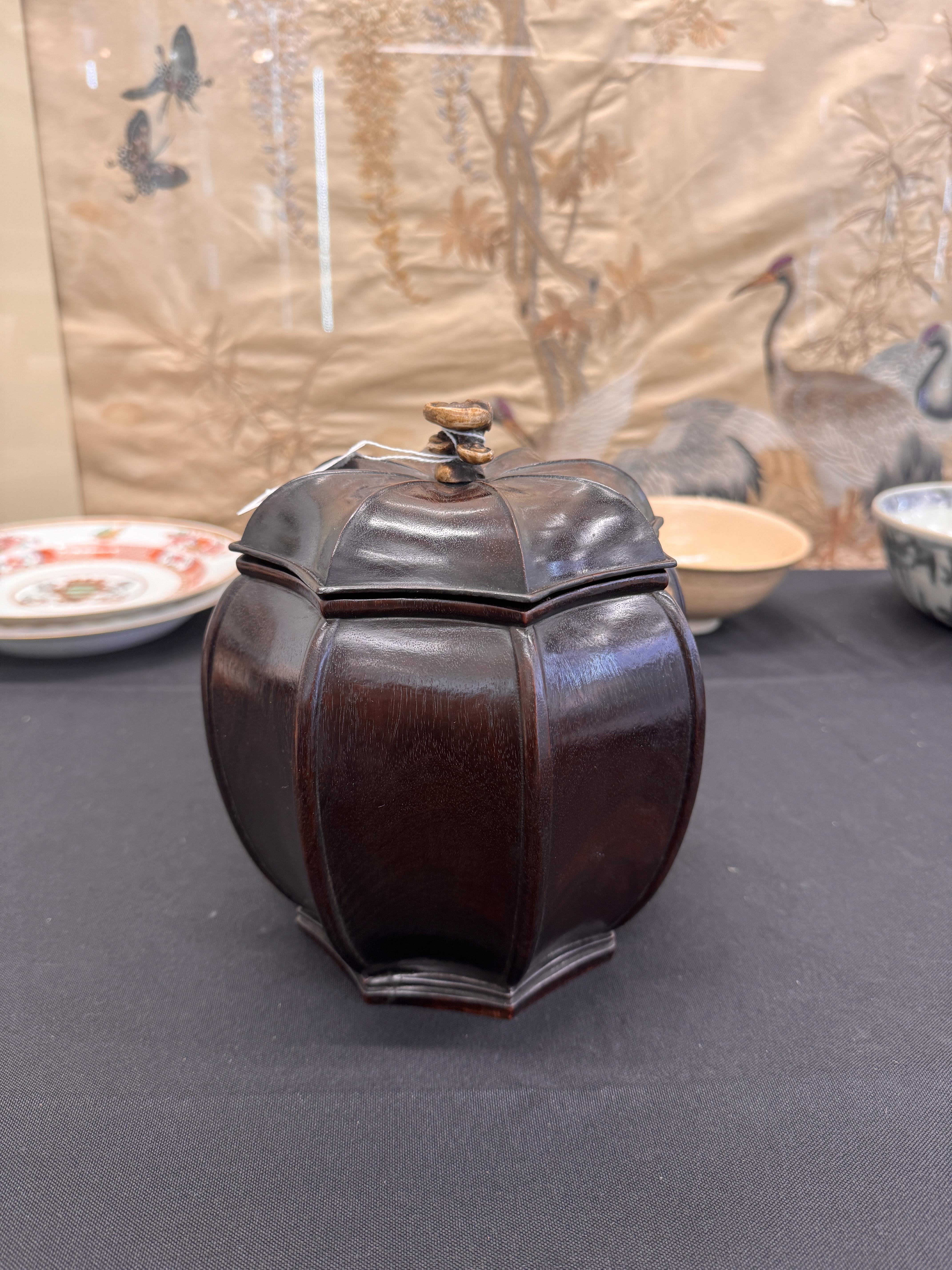 A CHINESE CARVED HARDWOOD TEA CADDY AND COVER 清十八世紀 硬木茶葉罐連蓋 - Image 20 of 21