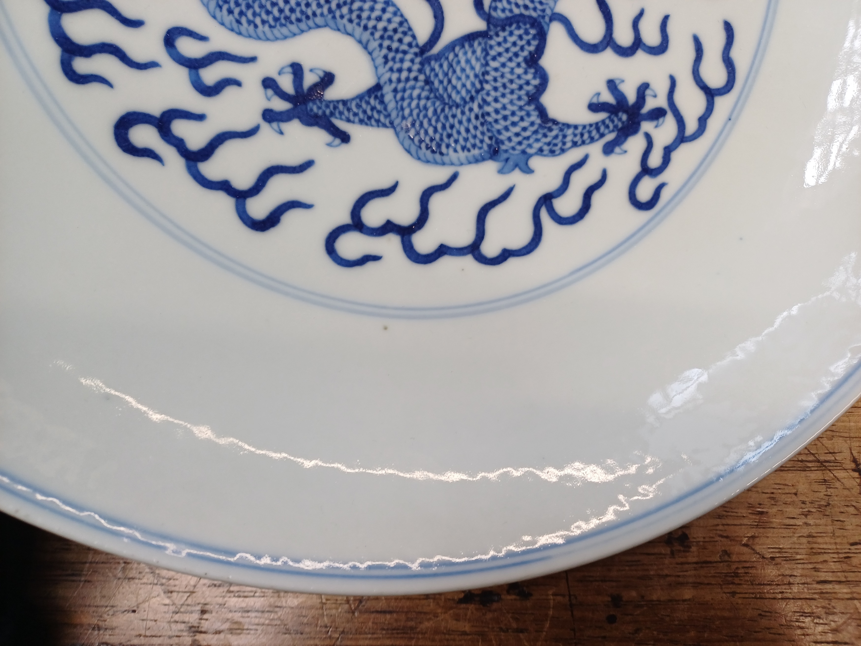 A CHINESE BLUE AND WHITE 'DRAGON' DISH 清道光 青花雲龍趕珠紋盤 《大清道光年製》款 - Image 14 of 15