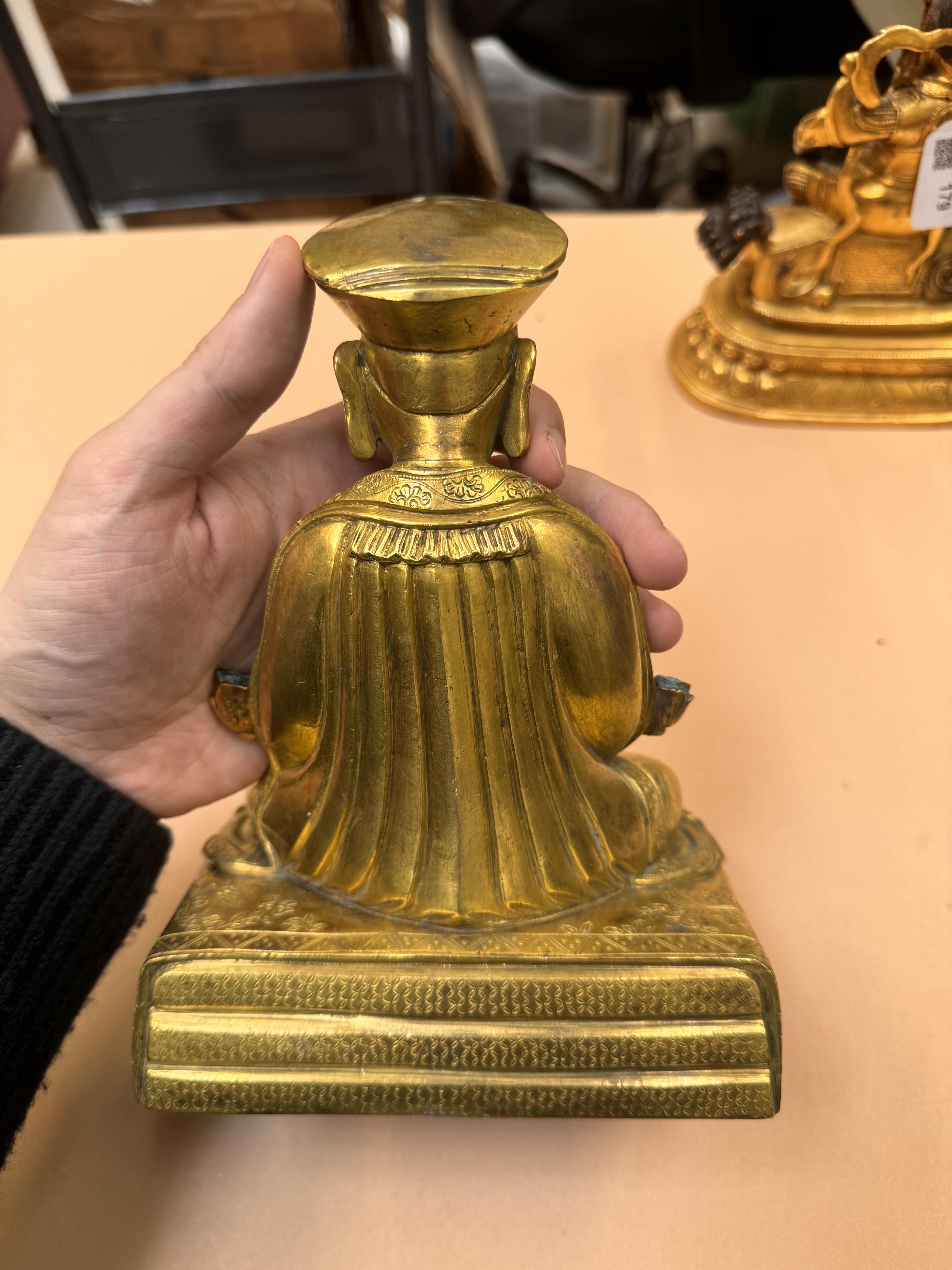 A SINO-TIBETAN GILT BRONZE FIGURE OF THE THIRD CHANGKYA HUTUKTU, ROLPAI DORJE 清十八世紀 銅鎏金三世章嘉呼圖克圖若必多吉坐 - Image 7 of 23