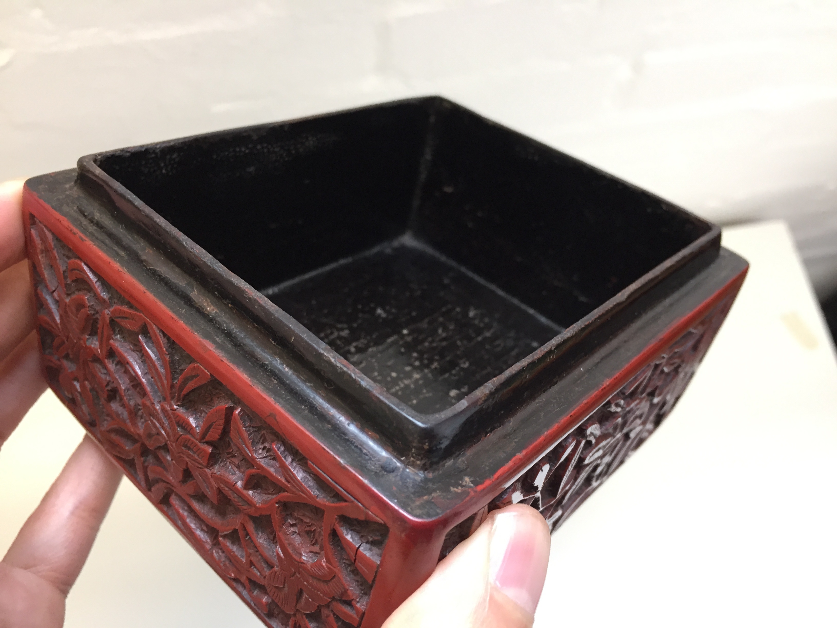 A CHINESE CINNABAR LACQUER 'MUSICIAN' BOX AND COVER 晚明 剔紅圖高士行樂圖紋蓋盒 - Image 13 of 20