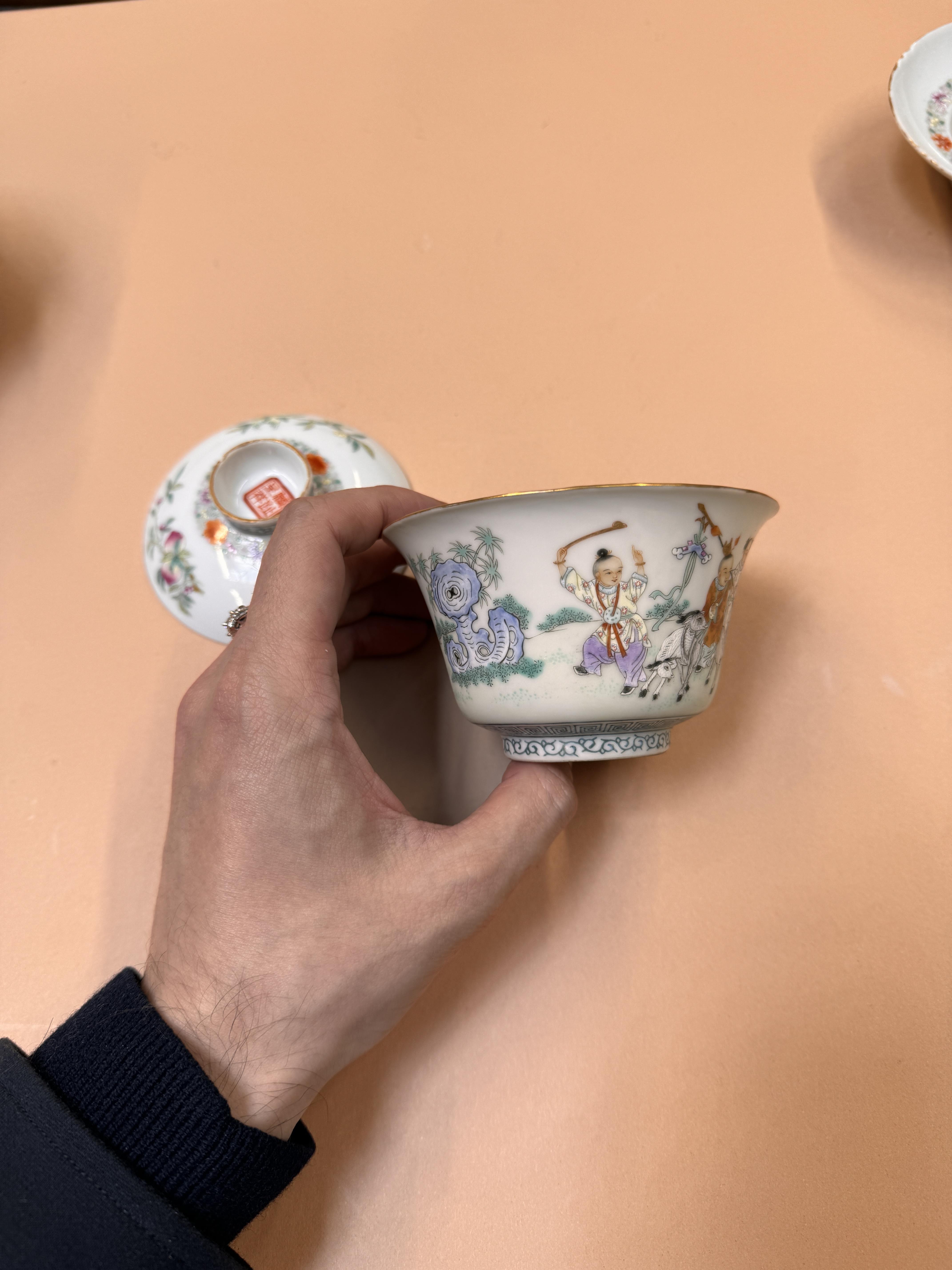 A PAIR OF CHINESE FAMILLE-ROSE CUPS, COVERS AND STANDS 民國時期 粉彩嬰戲圖蓋盌一對 《麟指呈祥》款 - Image 4 of 44