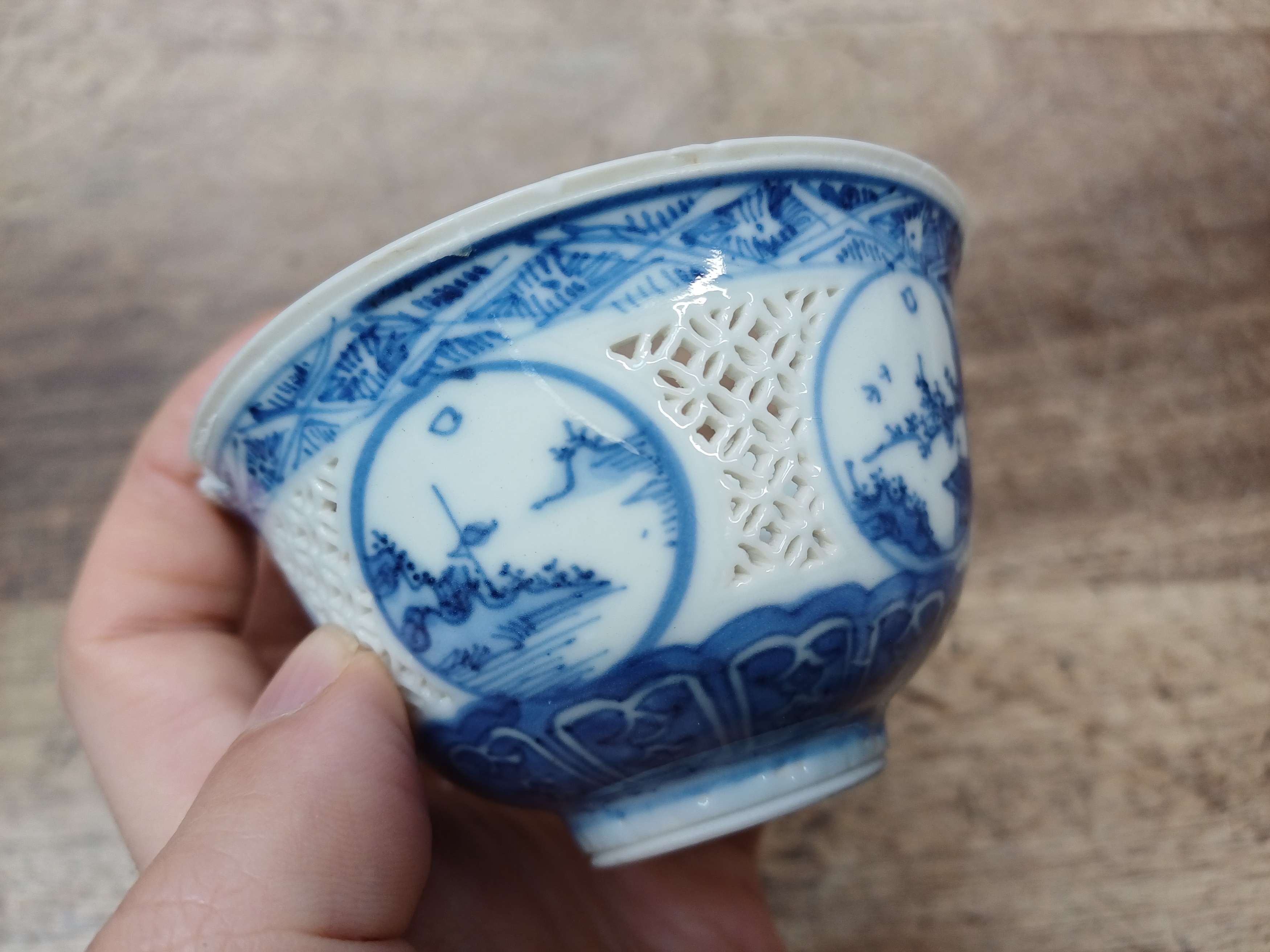 A CHINESE RETICULATED BLUE AND WHITE 'LINGLONG' TEA BOWL AND THREE EXPORT CERAMICS 清 崇禎至十八世紀 青花玲瓏盌及外 - Image 4 of 21