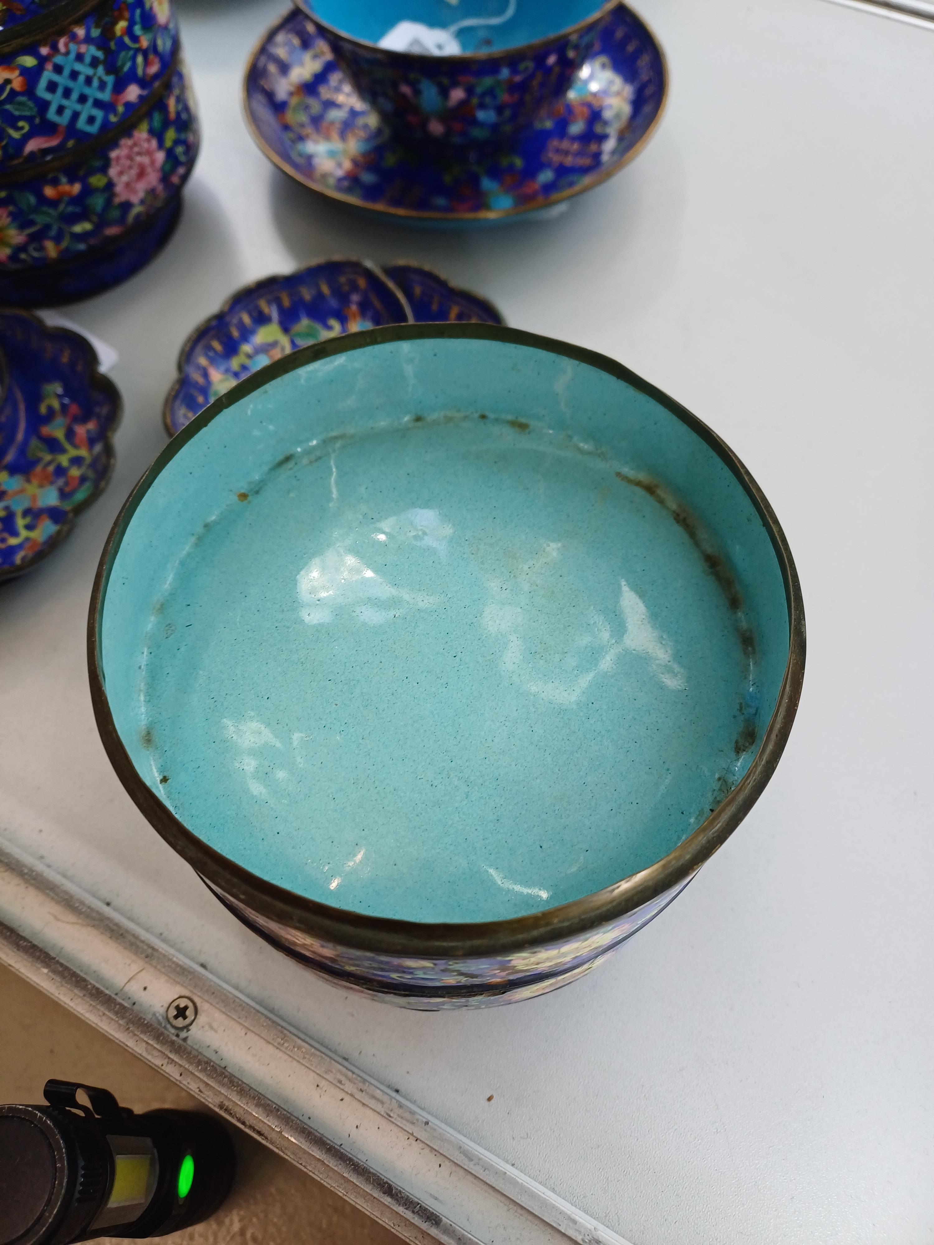 A GROUP OF CHINESE CANTON ENAMEL WARES 清十九世紀 廣東銅胎畫琺瑯纏枝蓮紋雜項 - Bild 33 aus 36