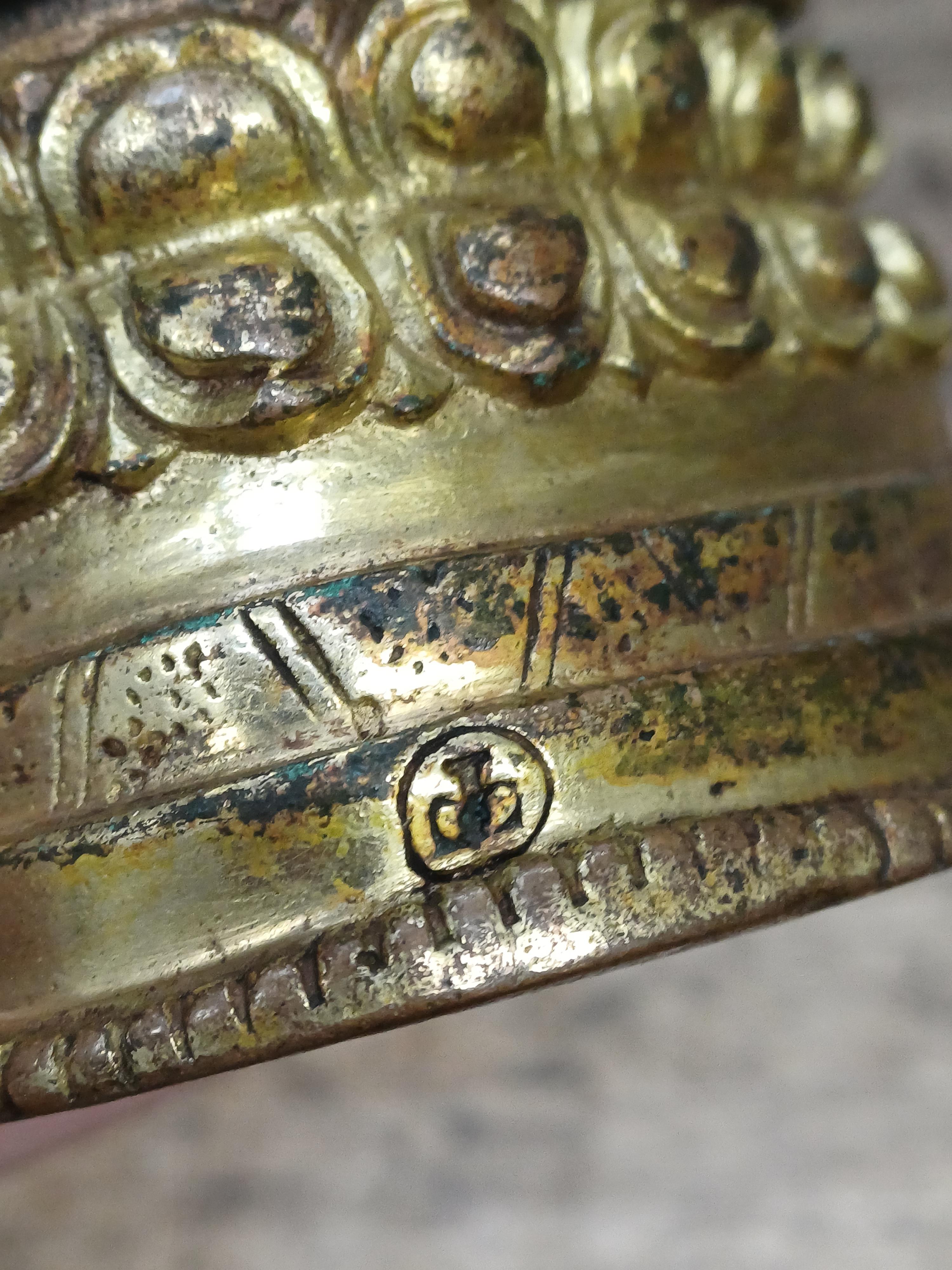 A TIBETAN GILT-BRONZE BRONZE FIGURE OF SADAKSARI 十三世紀 銅鎏金觀音坐像 - Image 2 of 17