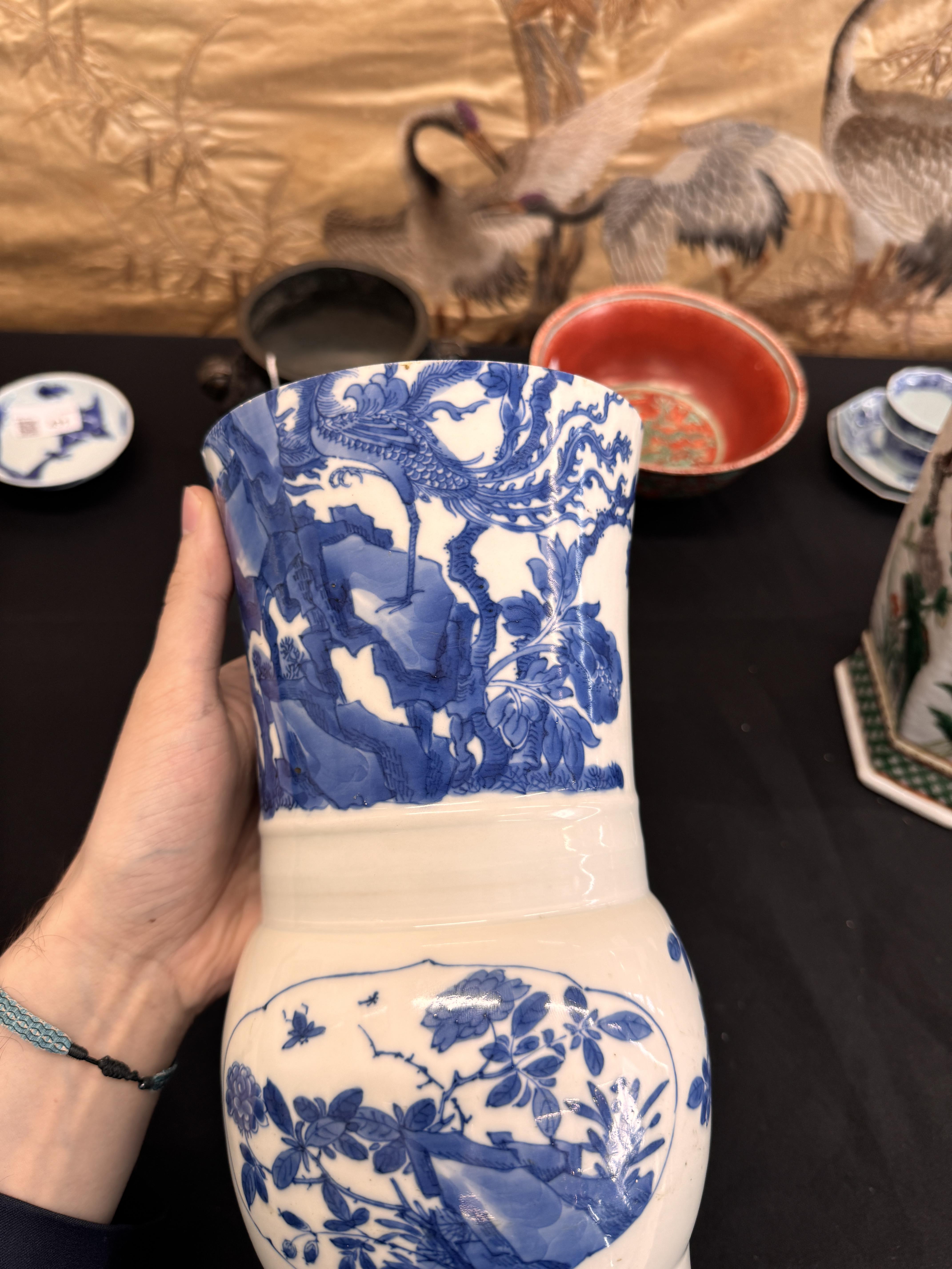 A CHINESE BLUE AND WHITE 'FLORAL' BEAKER VASE, GU 清康熙 青花開光花蟲圖花觚 《大清康熙年製》款 - Image 7 of 21