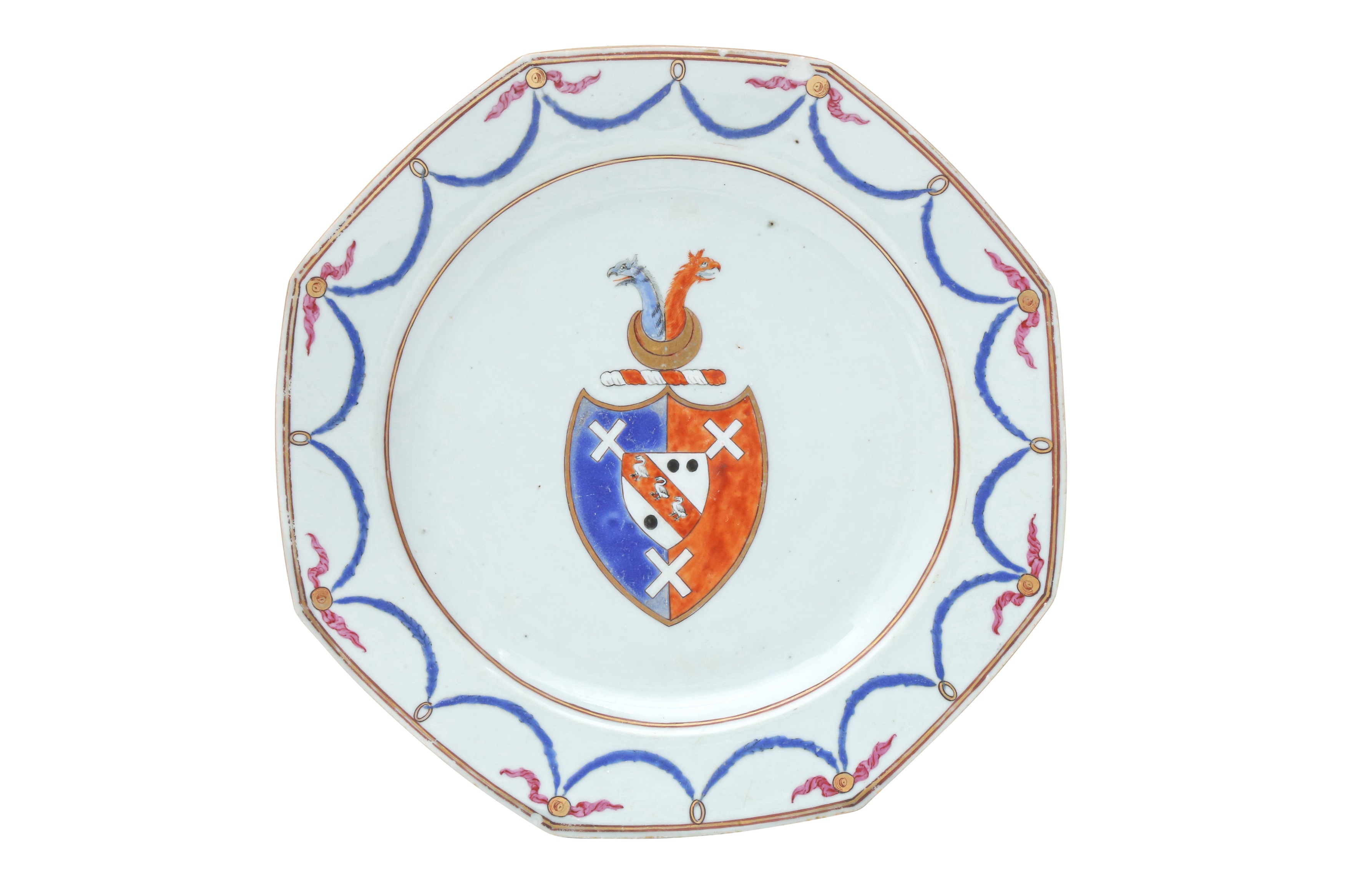 A PAIR OF CHINESE EXPORT ARMORIAL OCTAGONAL DISHES 清十九世紀 外銷粉彩繪徽章紋八角盤一對 - Image 3 of 3