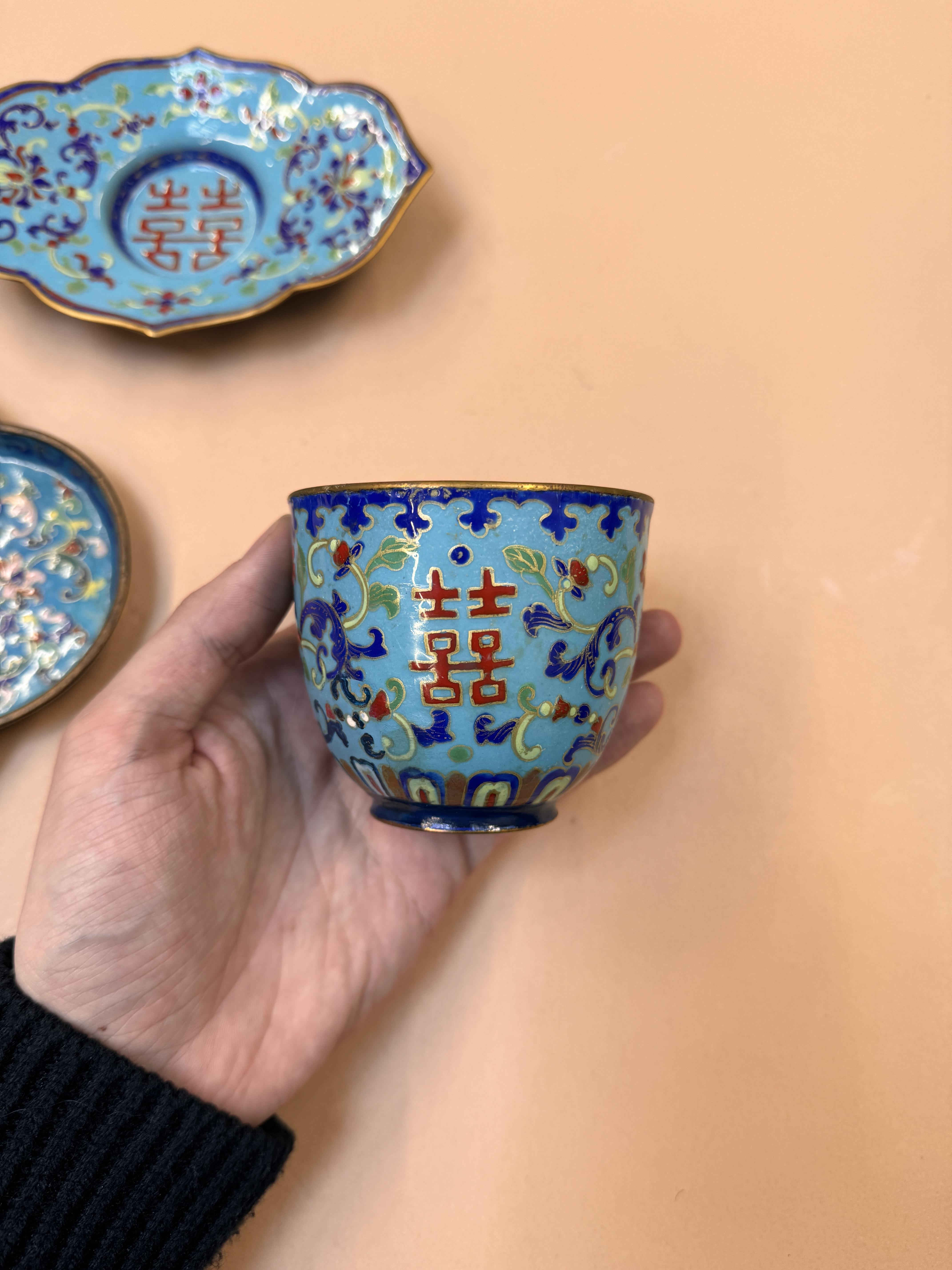 A CHINESE CANTON ENAMEL CUP, STAND AND DISH 清十九世紀 廣東銅胎畫琺瑯「壽」盤及「囍」盃及盤 - Image 26 of 31